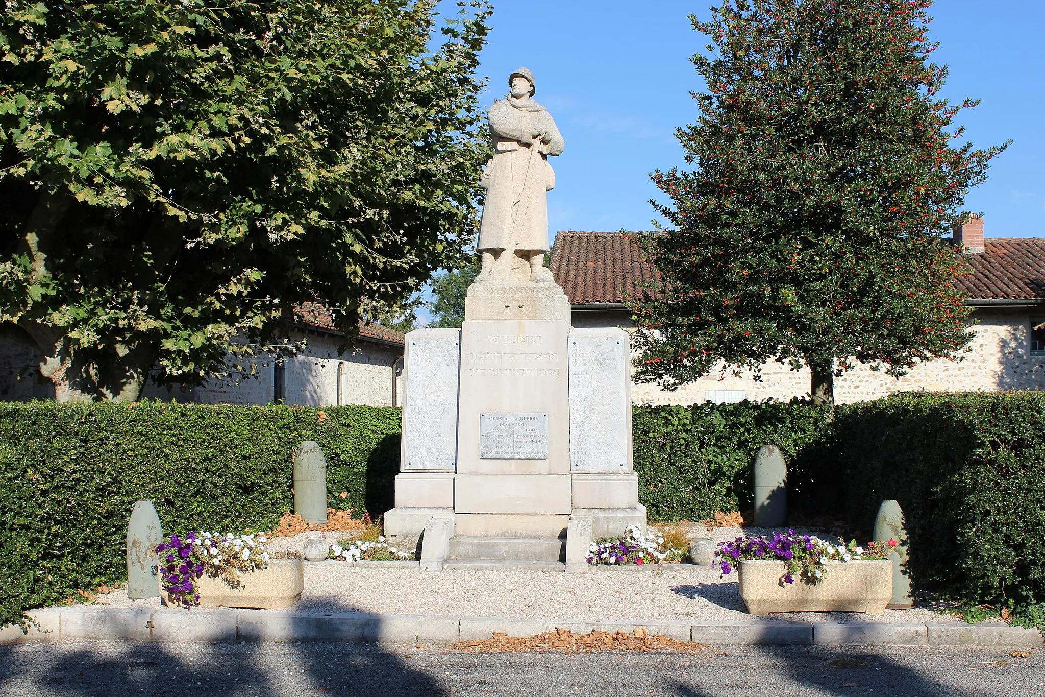Photo showing: Monument aux morts de Druillat (Ain) mettant en scène un poilu.