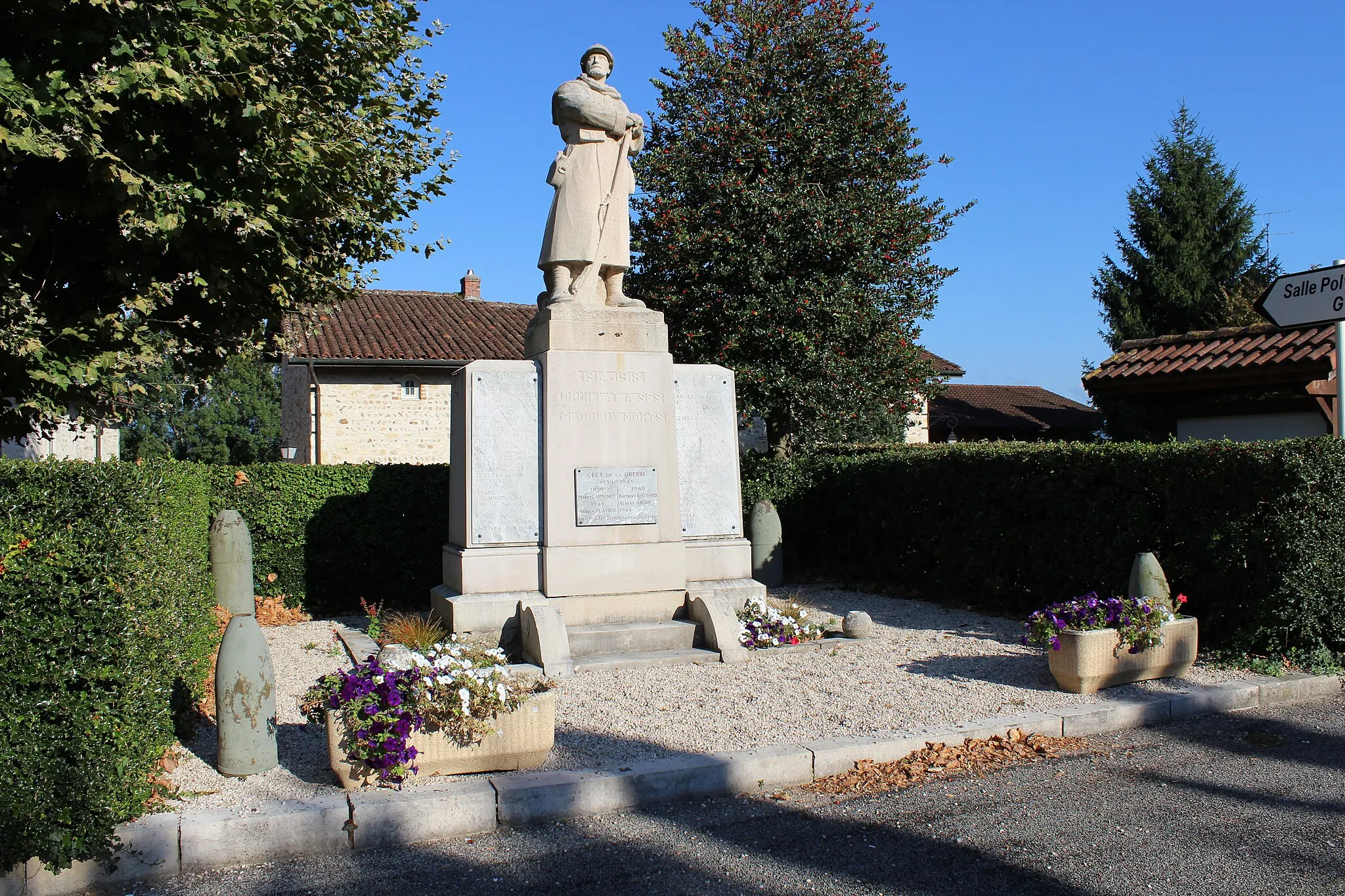 Photo showing: Monument aux morts de Druillat (Ain) mettant en scène un poilu.