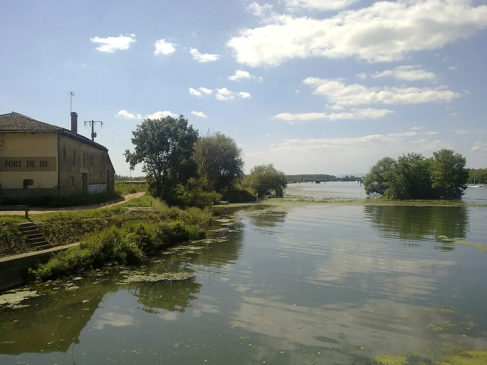Photo showing: The river Saône at the restaurant "port de By" in Grièges commune, on the D51 road in the Ain departement, in front of Varennes-lès-Mâcon in the Saône-et-Loire departement. The river at this place is the limit between the two departements.