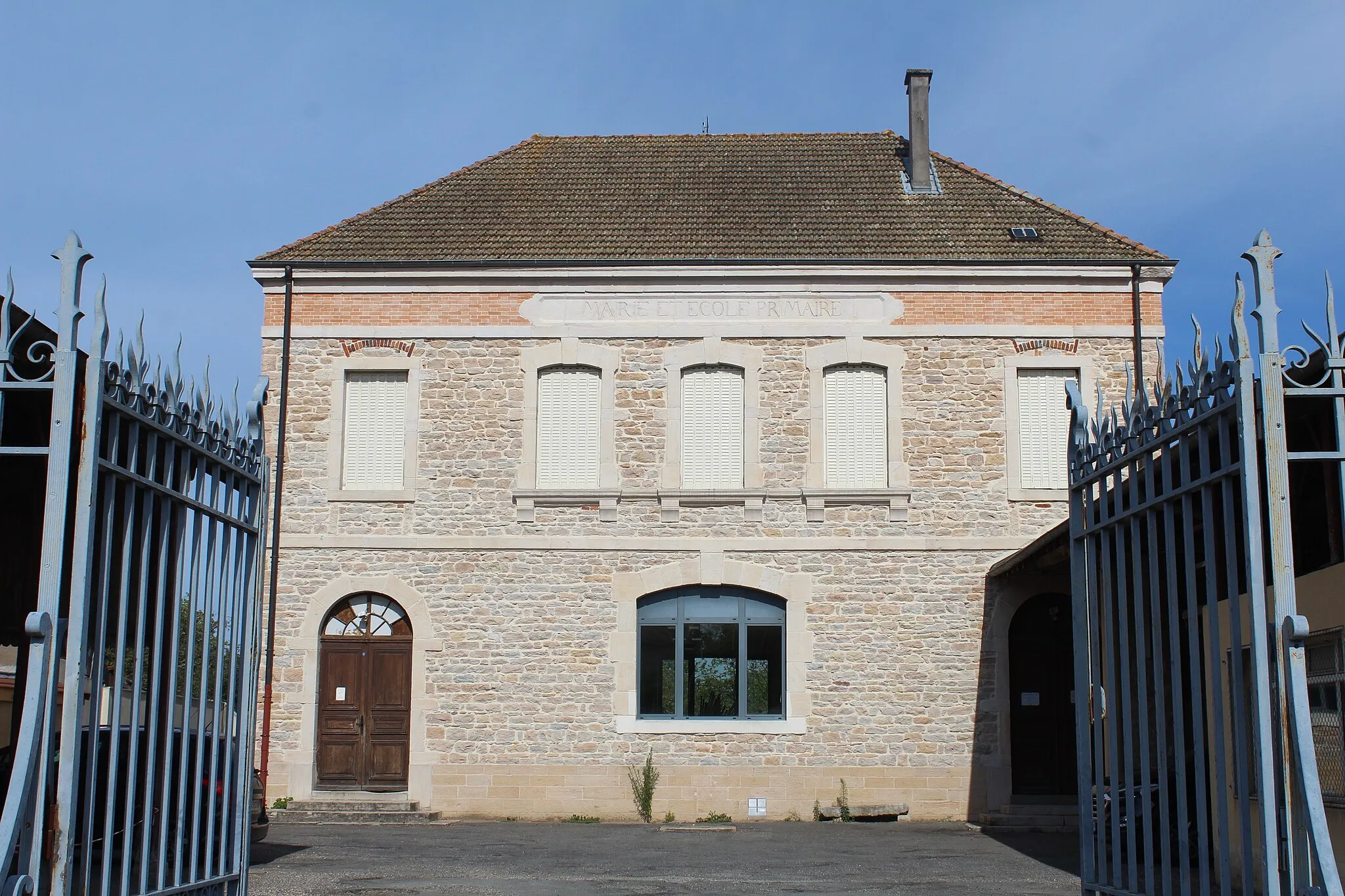 Photo showing: Ancien bâtiment de la mairie et de l'école primaire de Grièges.