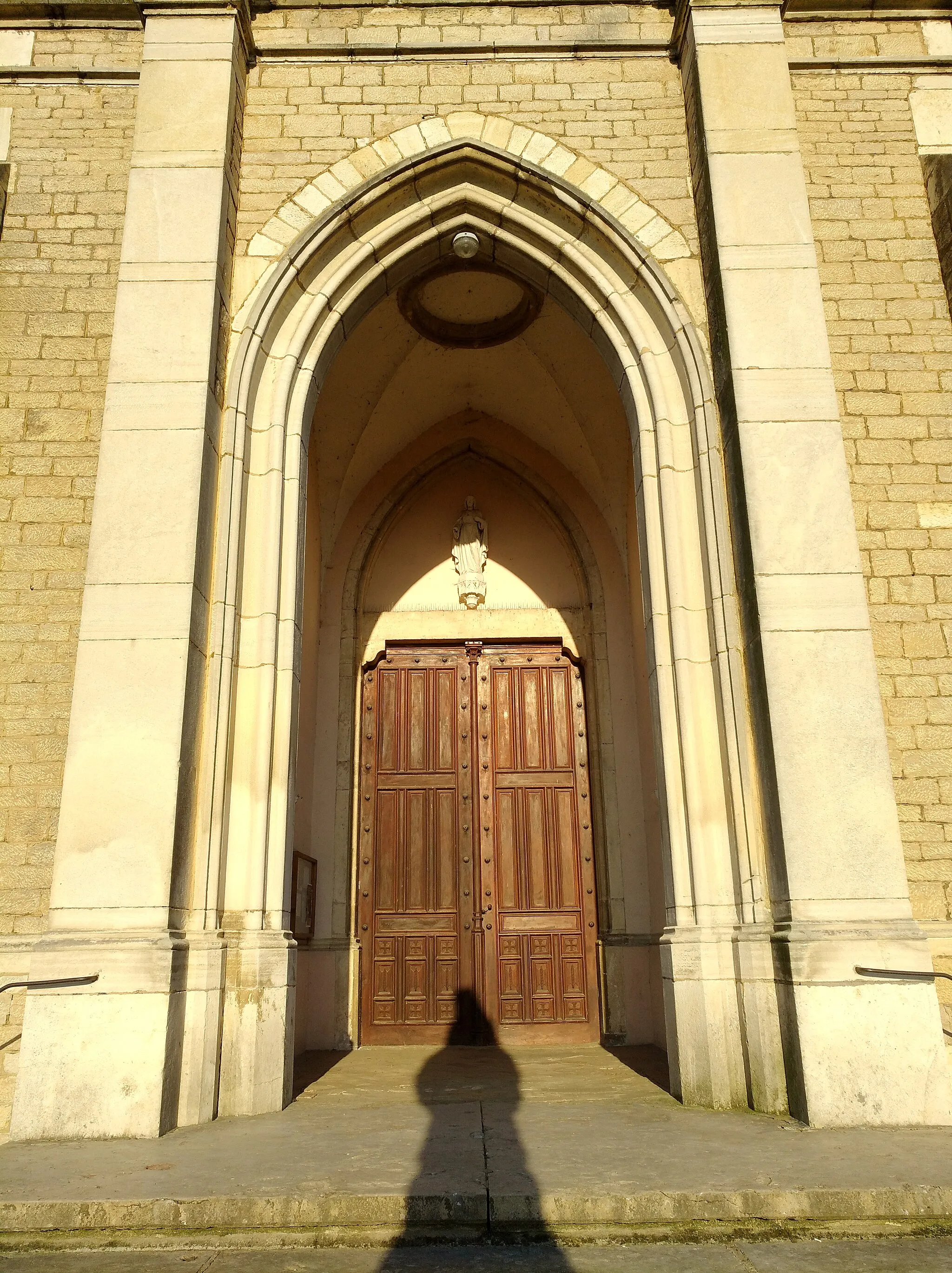 Photo showing: Portail de l'église Saint-Marcellin de Guéreins (Ain, France).