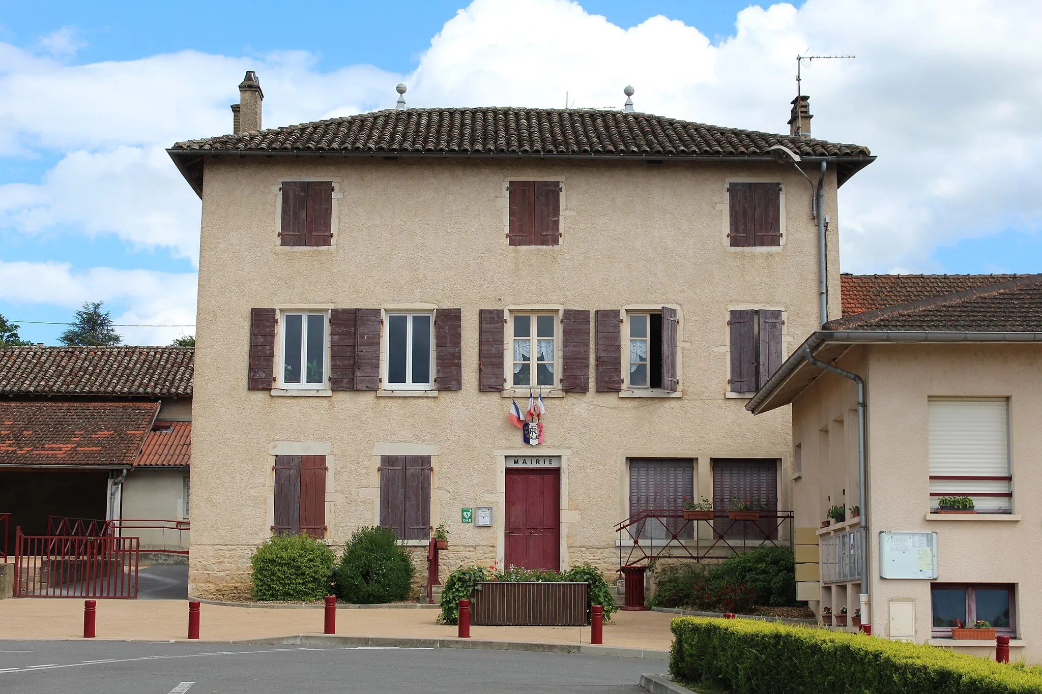 Photo showing: Mairie de Genouilleux.