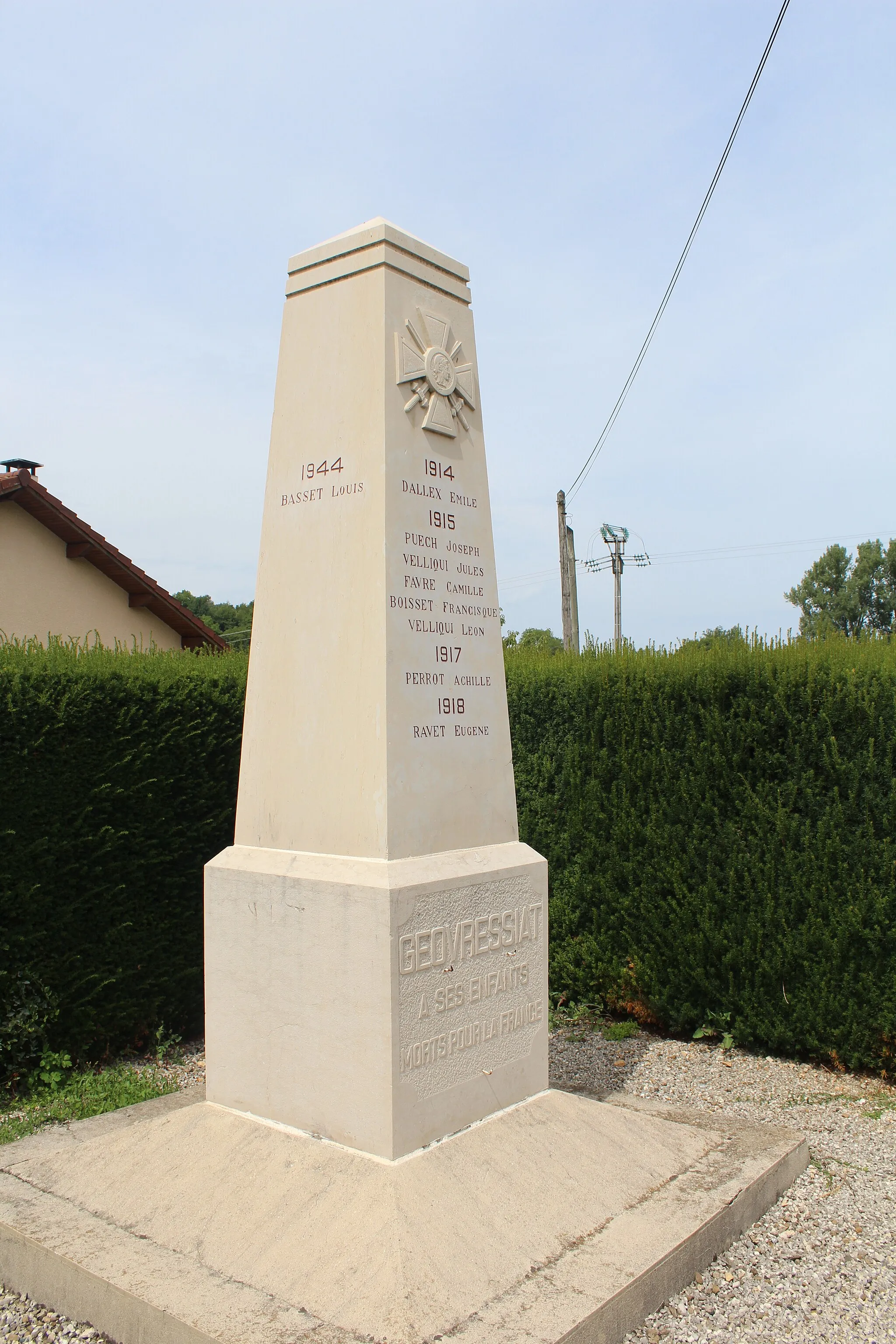 Photo showing: Monument aux morts de Béard-Géovreissiat.