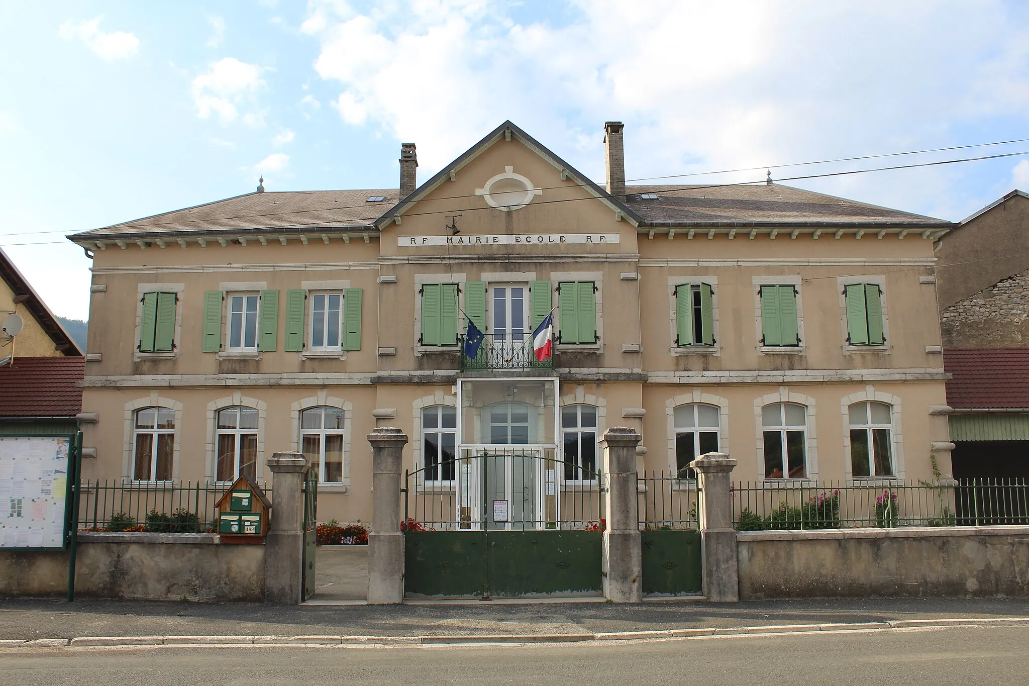 Photo showing: Mairie d'Izenave.