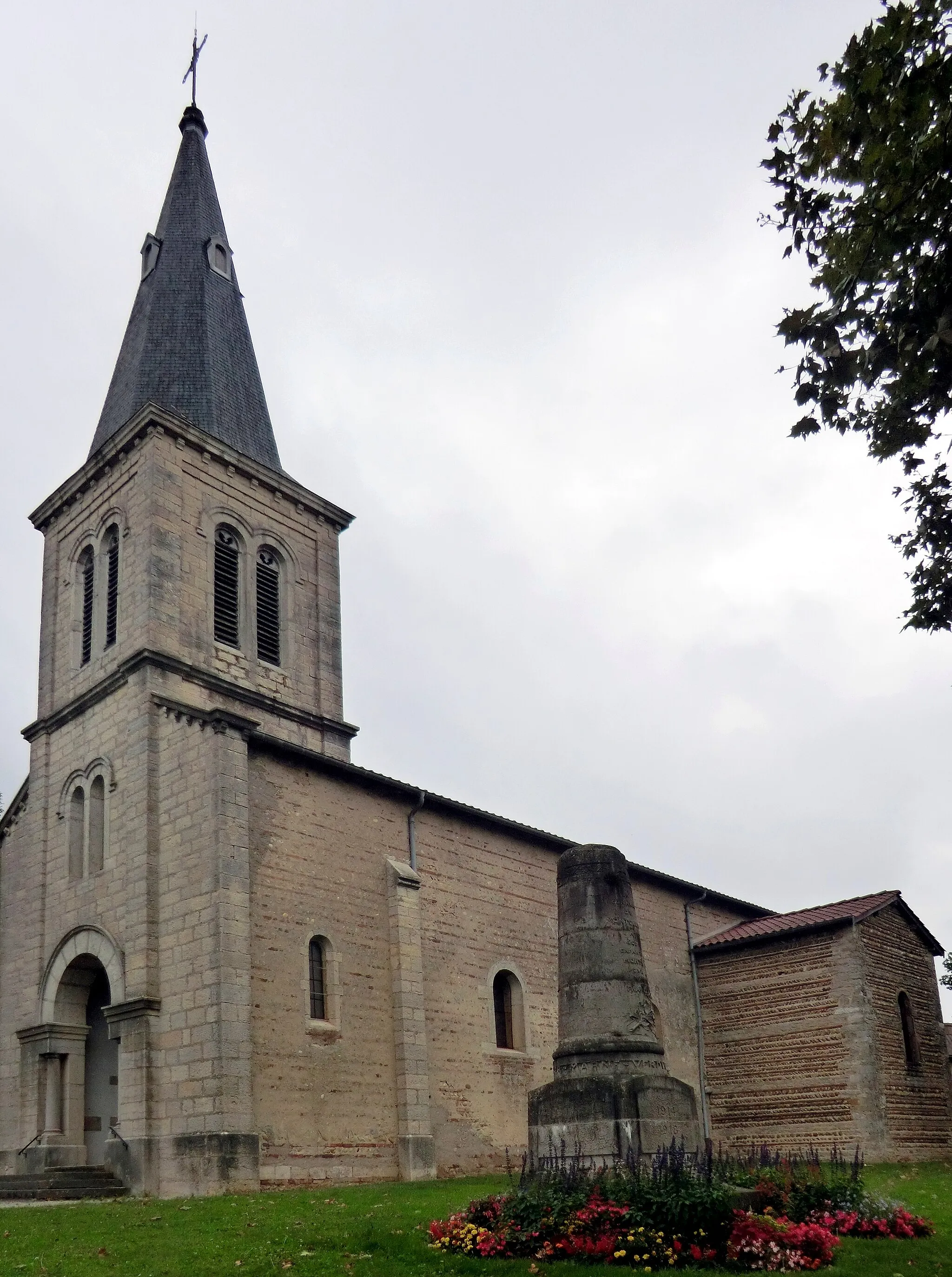 Photo showing: Church and war memorial of Le Montellier.
