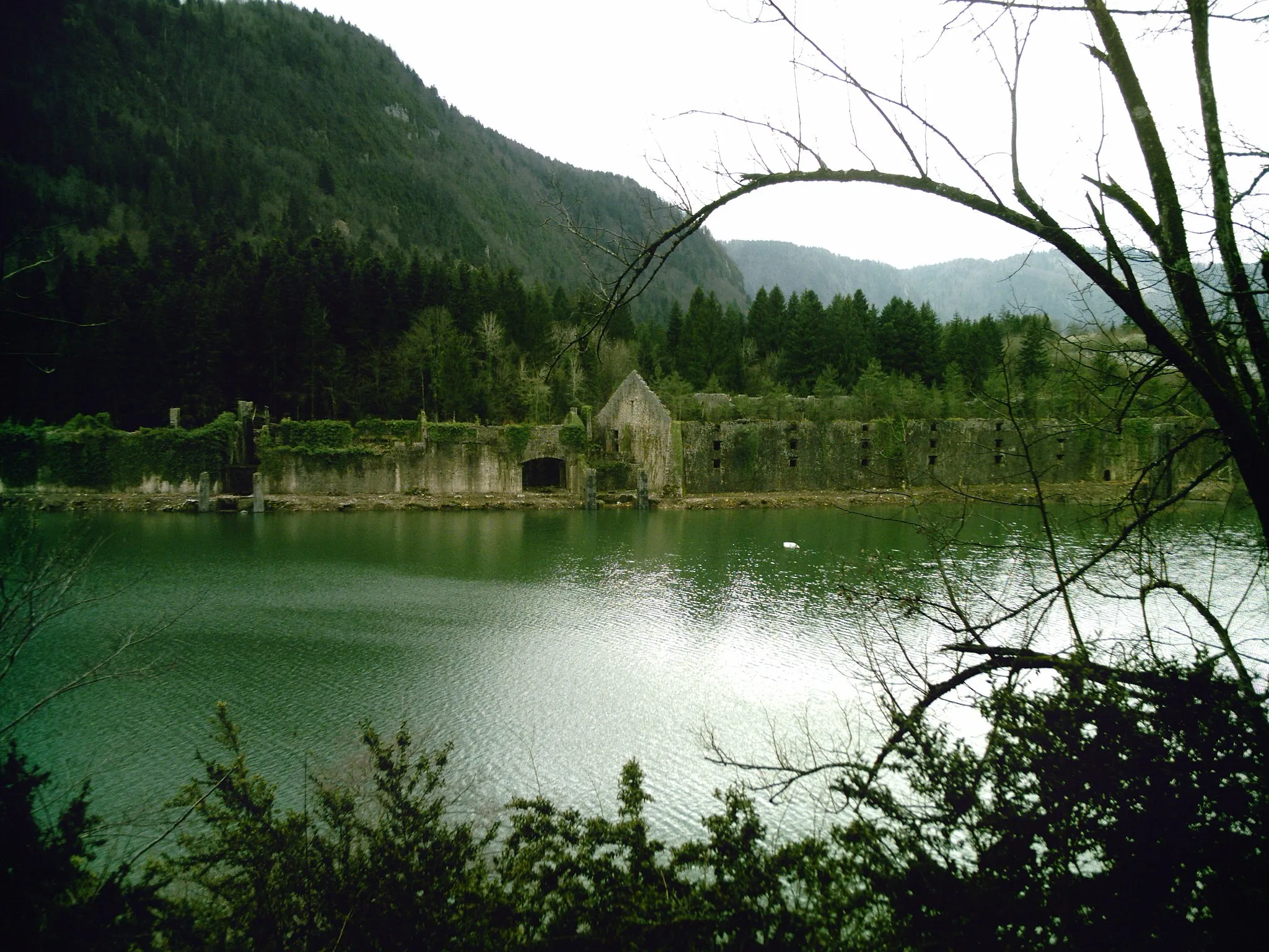 Photo showing: Ruins of Ice works Glacière du lac de Sylans.