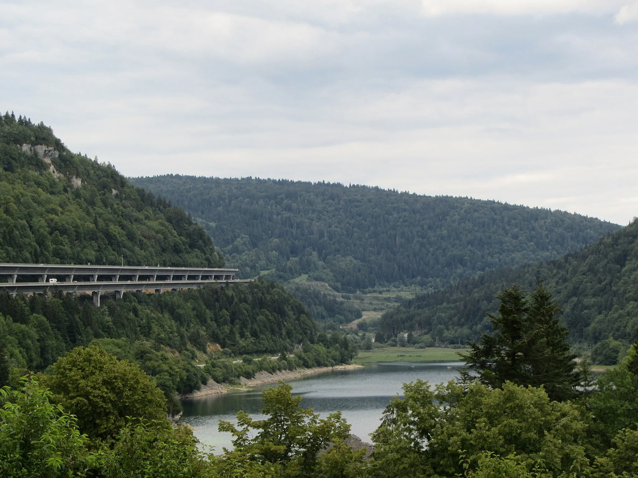 Photo showing: The viaduct above the Lac de Sylans, part of the Autoroute Blanche