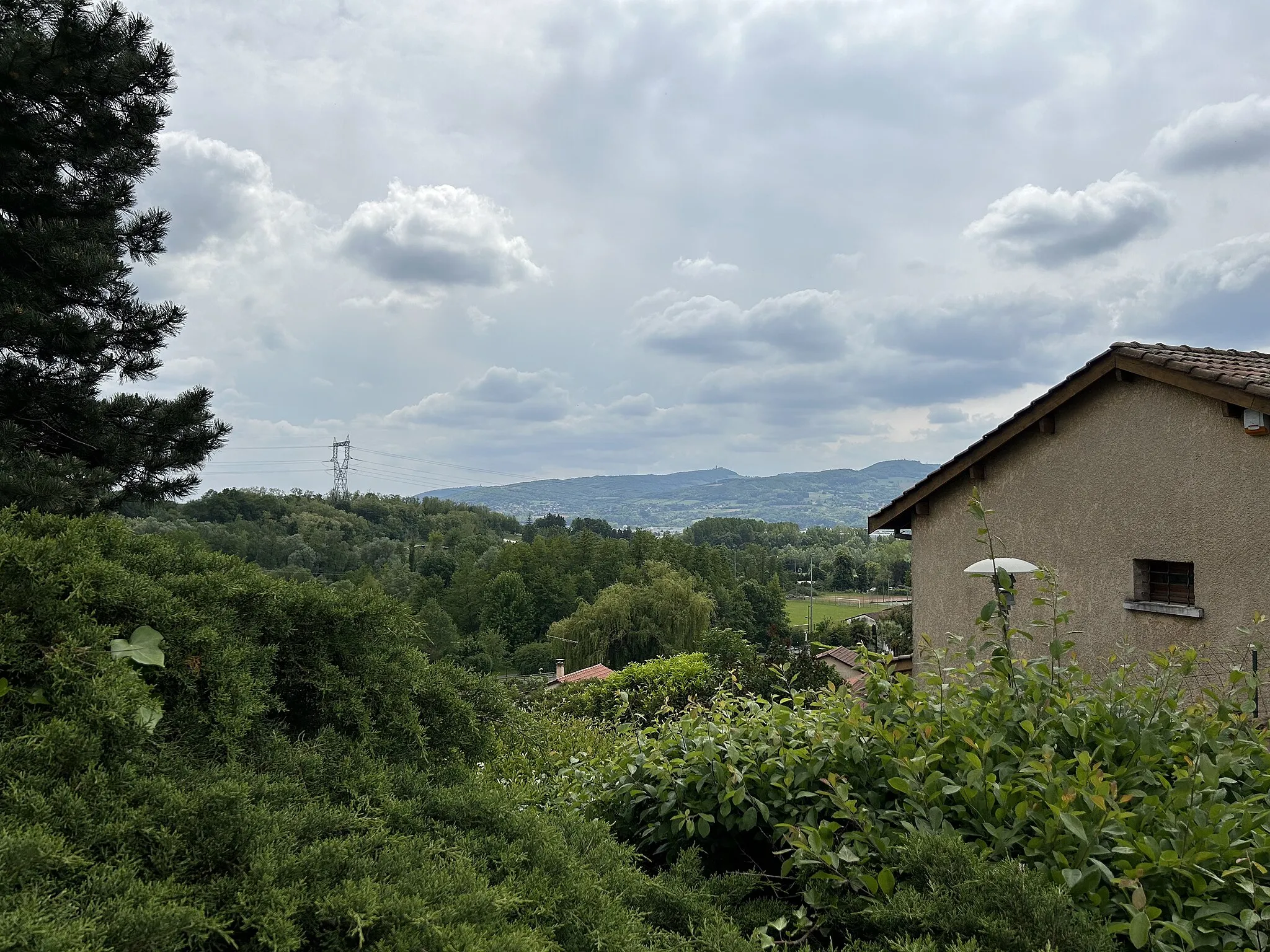 Photo showing: Massieux - vue vers la montagne