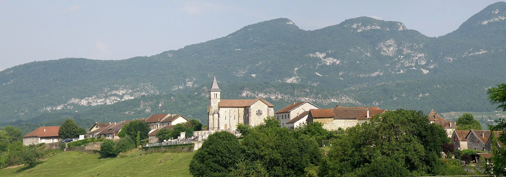 Photo showing: Massignieu-de-Rives, comm. dans le département de l’Ain (région Rhônes-Alpes, France). Vue générale. Au fond, montagne de la Charvaz.