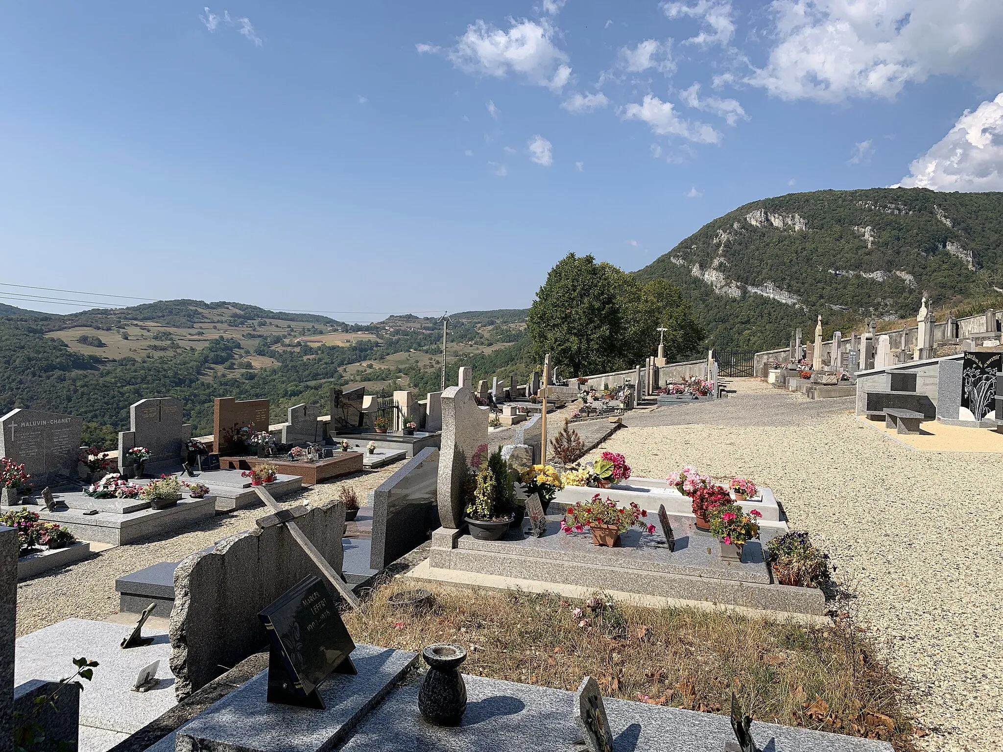 Photo showing: Cimetière de Marchamp.