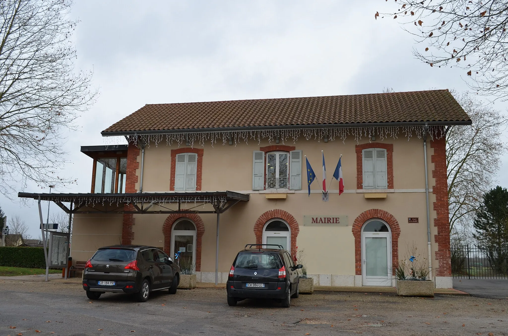 Photo showing: Mairie de Marlieux installée dans ce qui était la gare.