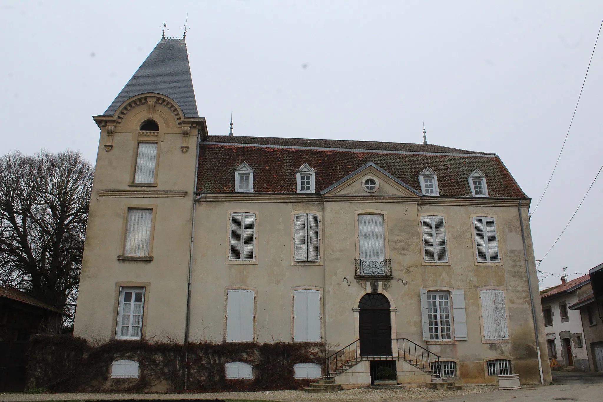 Photo showing: Château de Chevigney sur la place du Chapitre de Neuville-les-Dames.