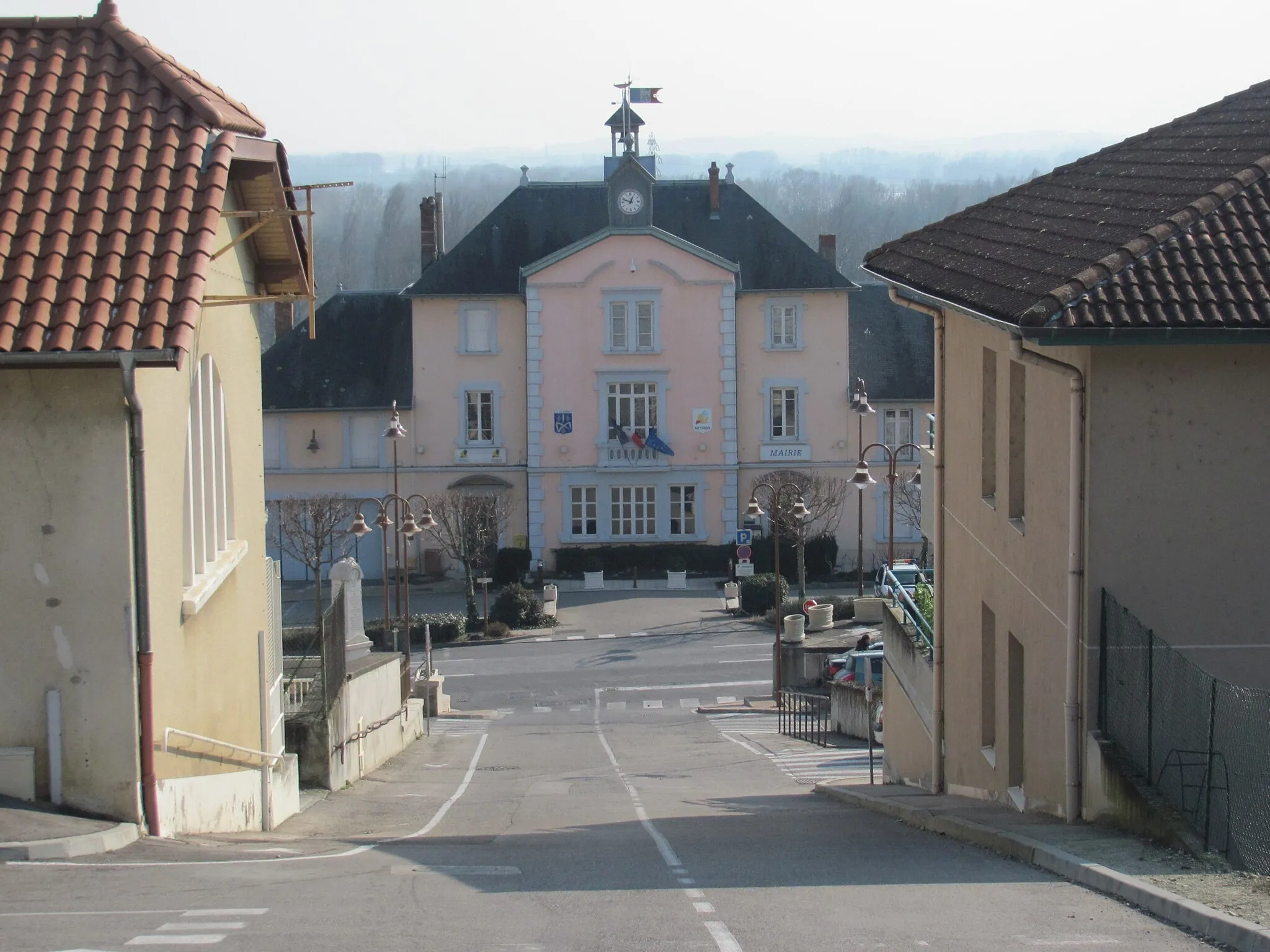 Photo showing: Vue de la mairie de Neyron.