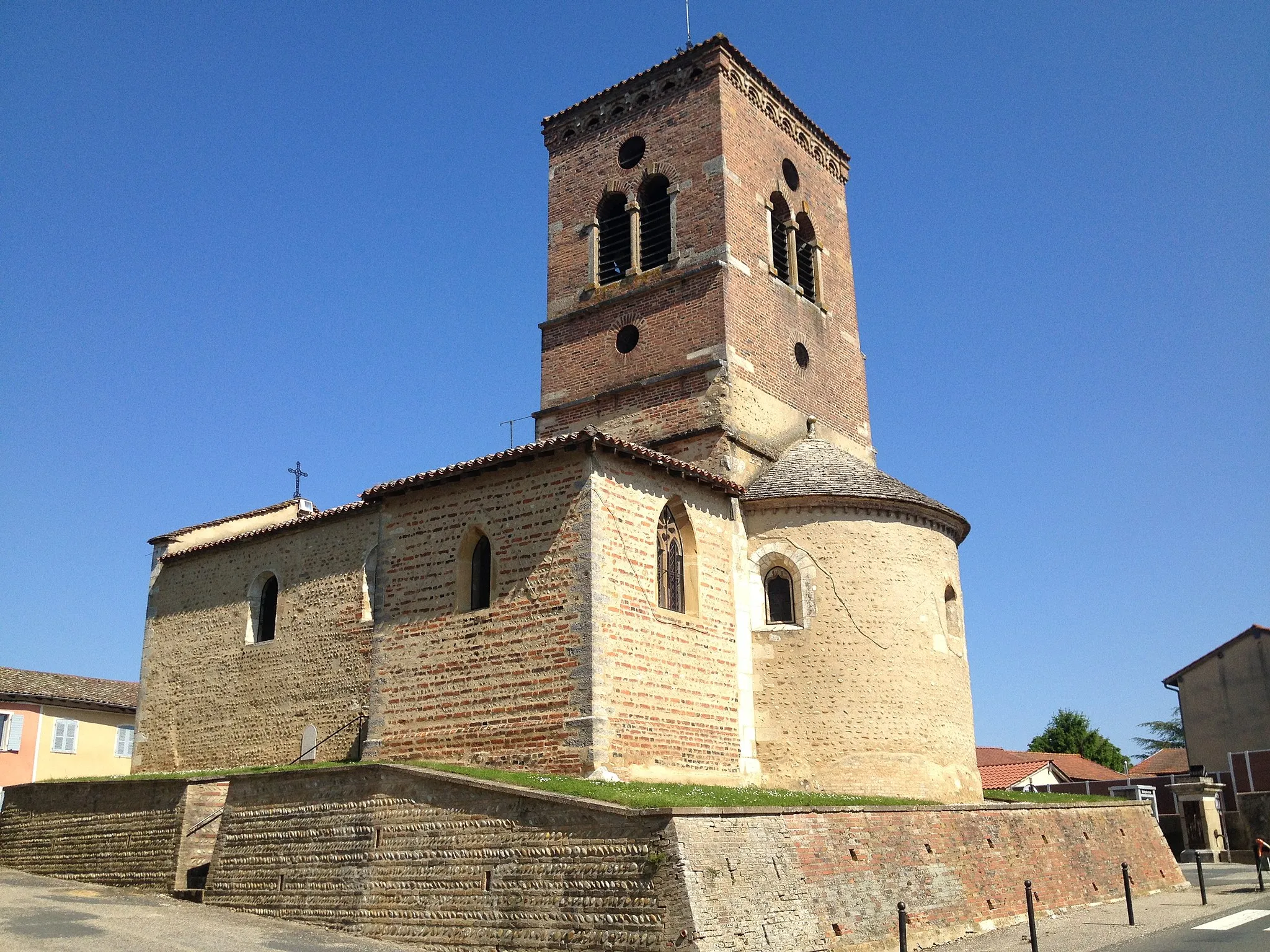 Photo showing: Church of Monthieux.