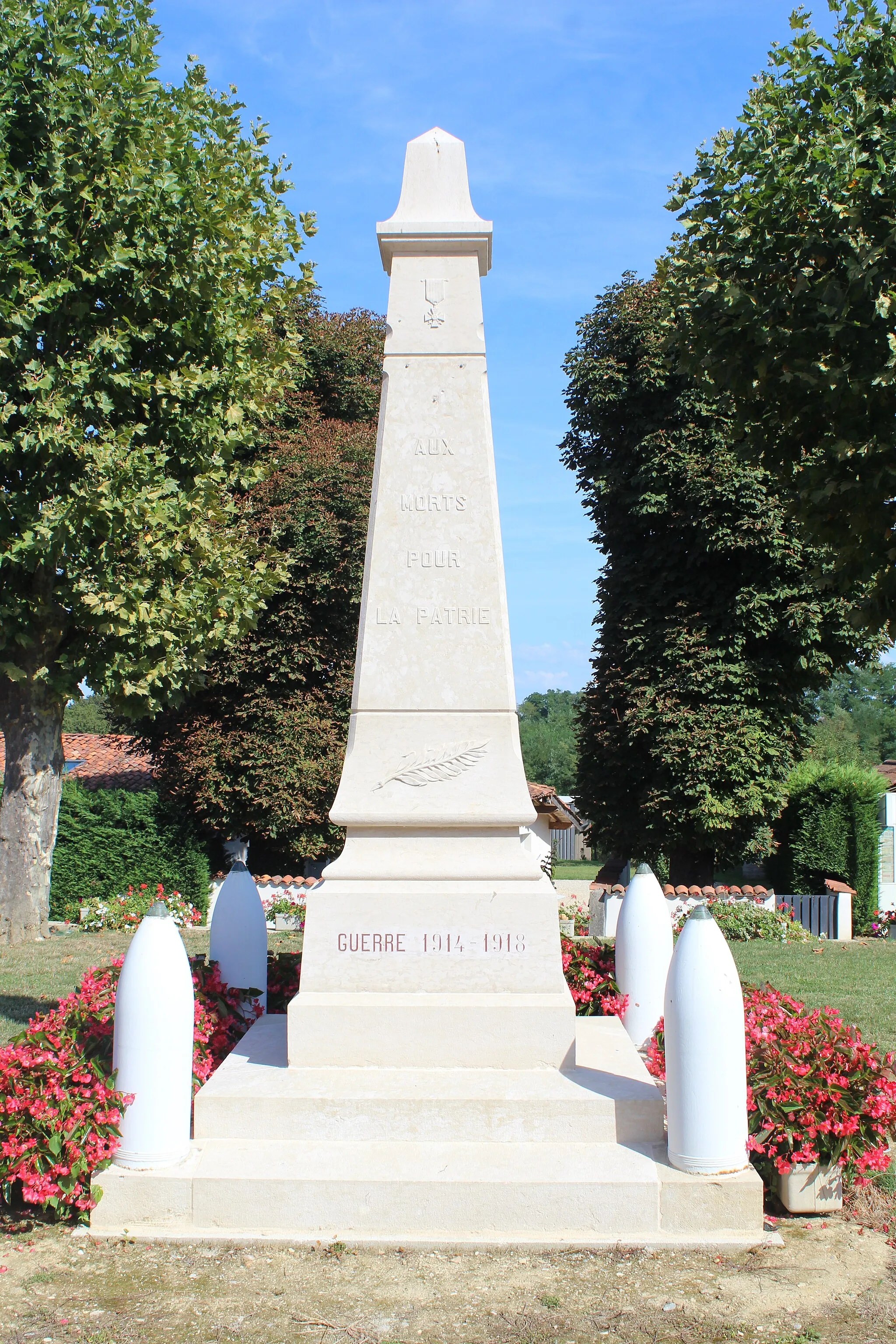 Photo showing: Monument en l'honneur des soldats de Montracol tués au combat.