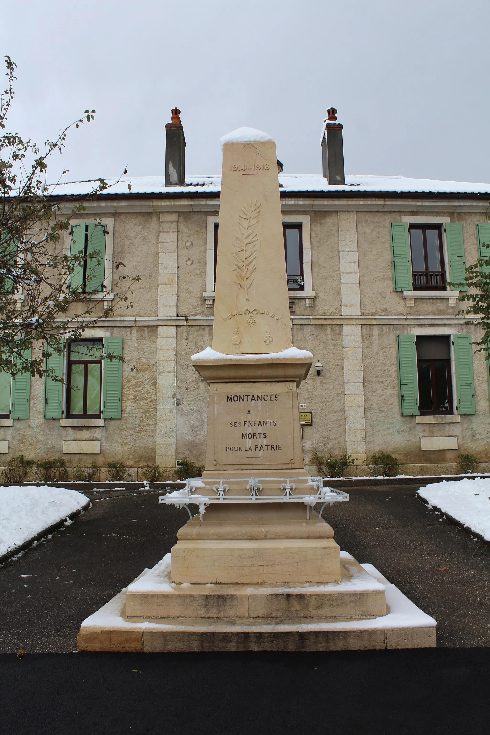 Photo showing: Monument aux morts de Montanges.