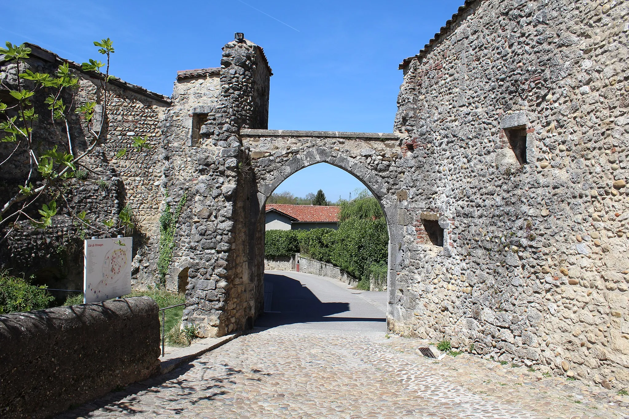 Photo showing: Barbacane de la cité médiévale de Pérouges.