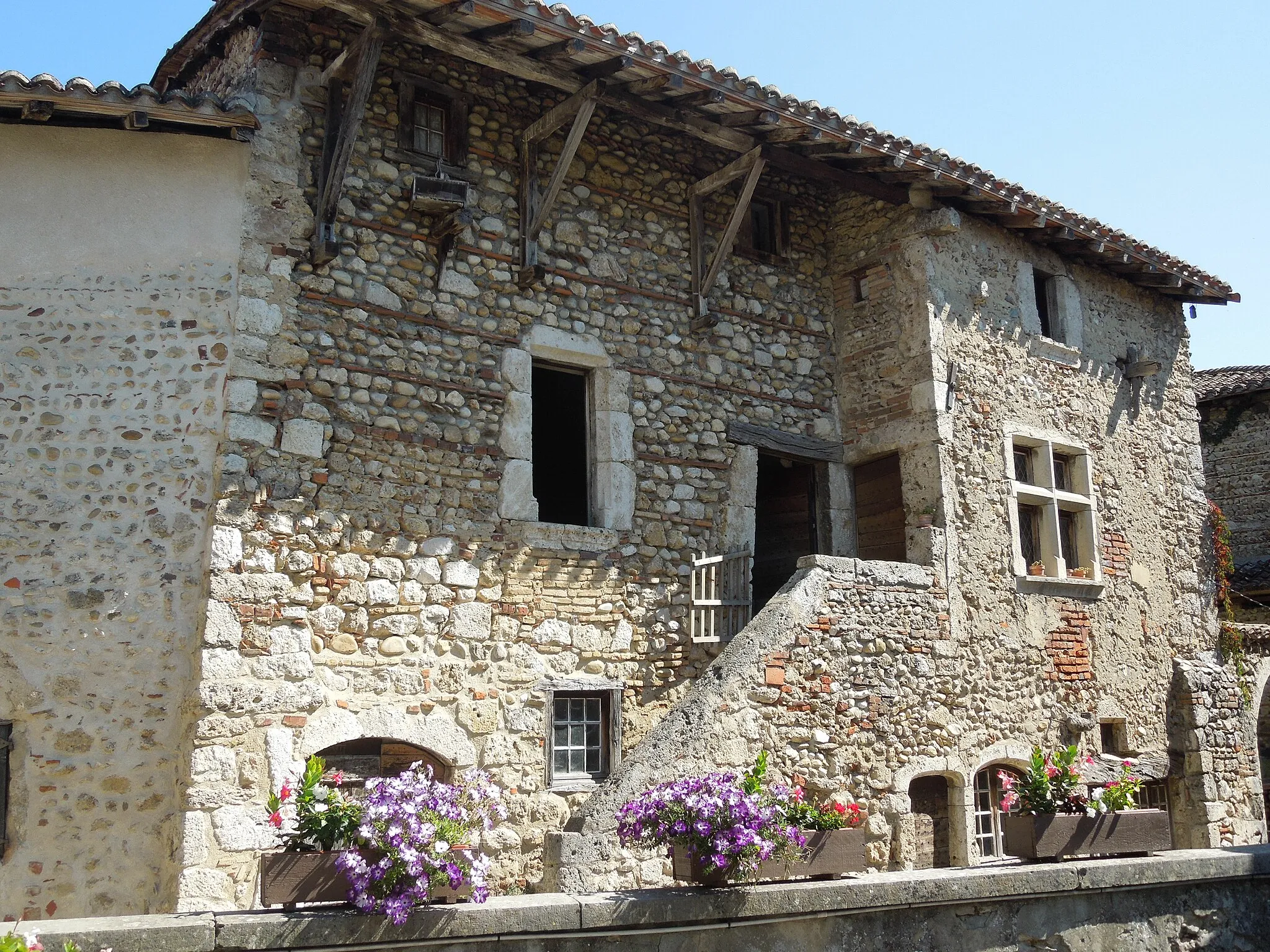 Photo showing: This building is indexed in the base Mérimée, a database of architectural heritage maintained by the French Ministry of Culture, under the reference PA00116498 .