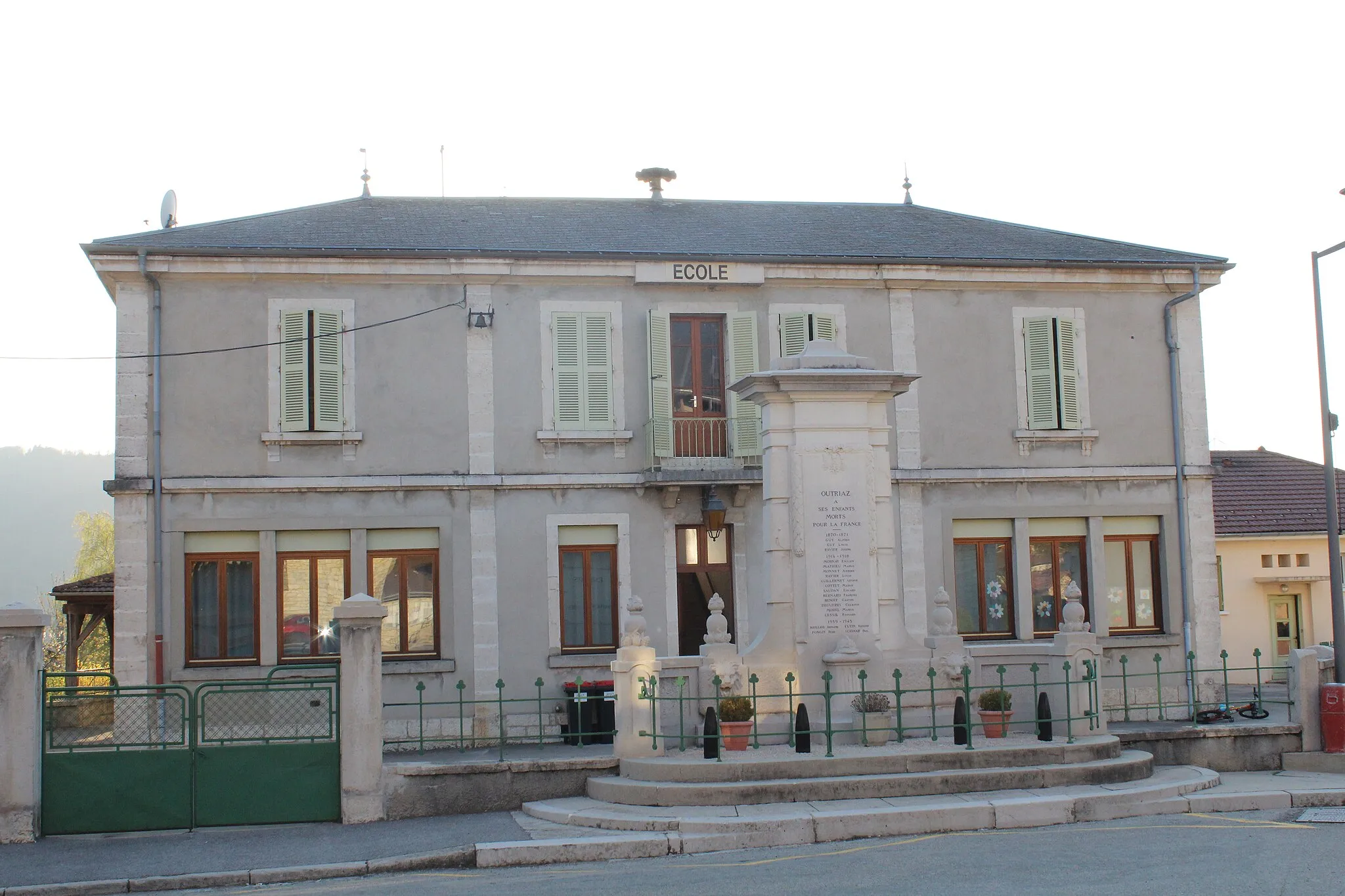 Photo showing: École d'Outriaz.