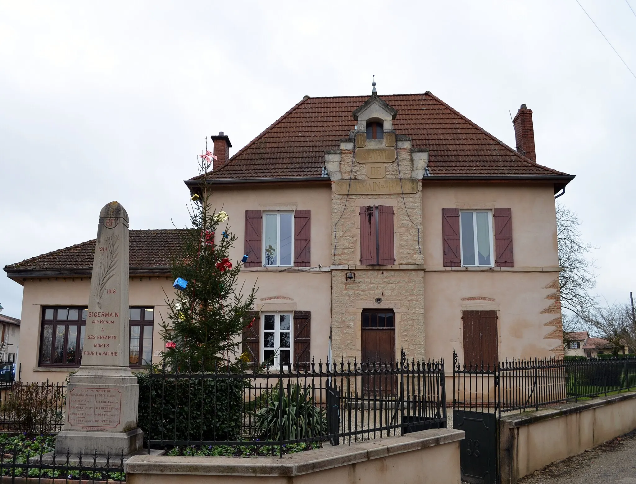 Photo showing: Mairie et monument aux morts de Saint-Germain-sur-Renon.