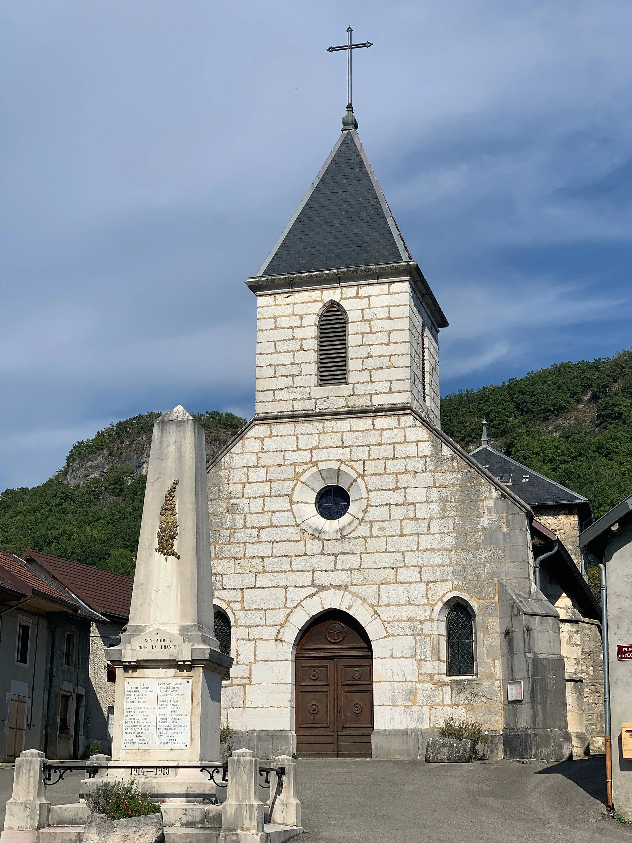 Photo showing: Église Saint-Germain et monument aux morts de Saint-Germain-les-Paroisses.