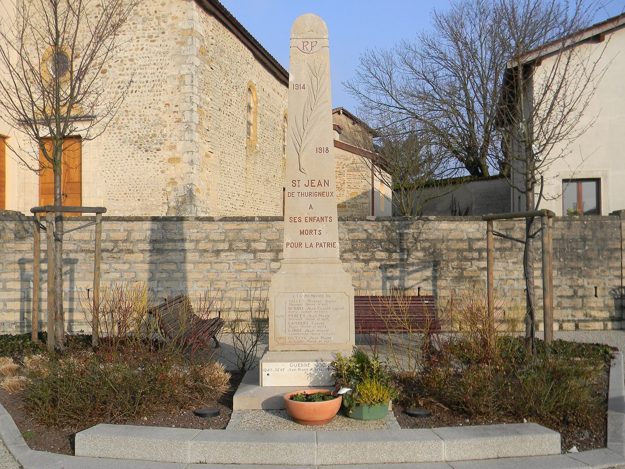 Photo showing: Monument aux morts de Saint-Jean-de-Thurigneux.