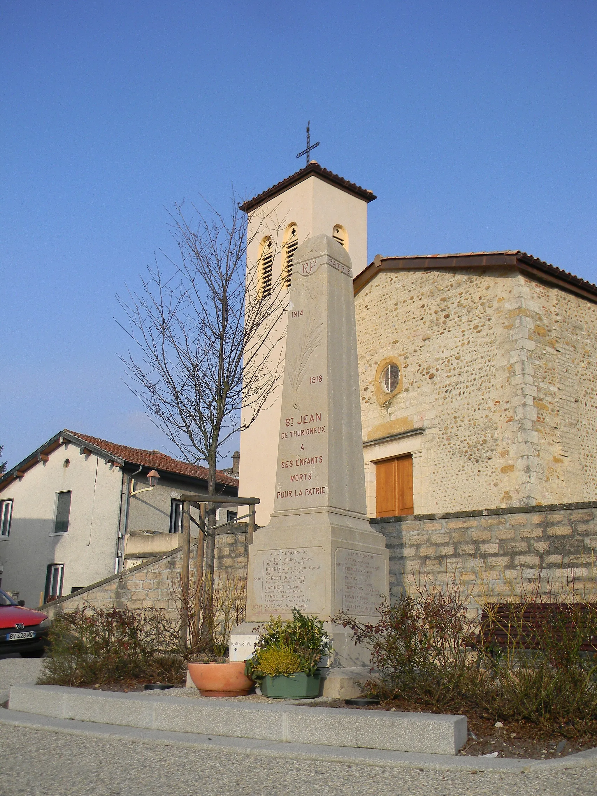 Photo showing: Église et monument aux morts à Saint-Jean-de-Thurigneux.