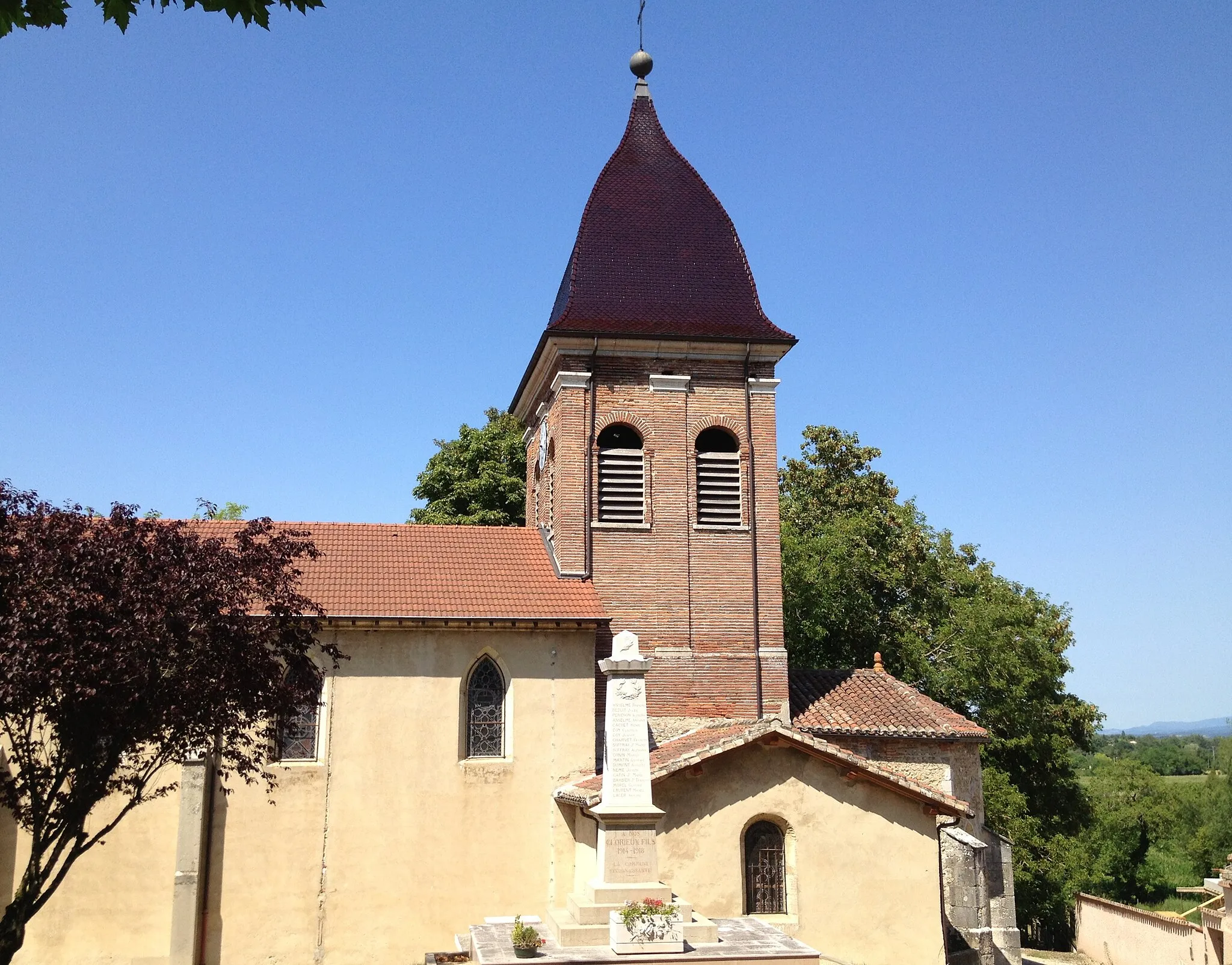 Photo showing: Église Saint-Jean-Baptiste de Saint-Jean-de-Niost et monument aux morts.
