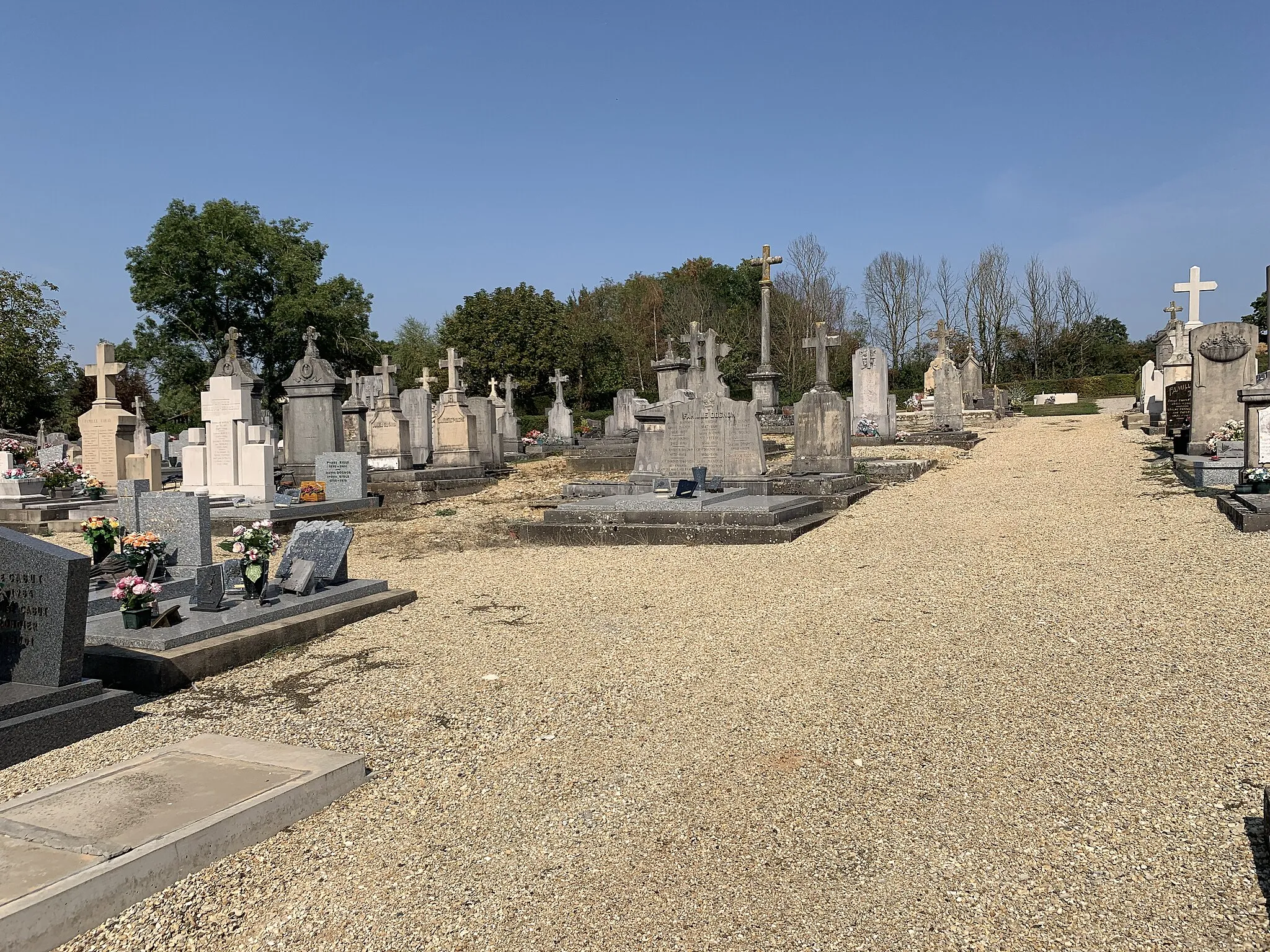 Photo showing: Cimetière de Saint-Julien-sur-Reyssouze.