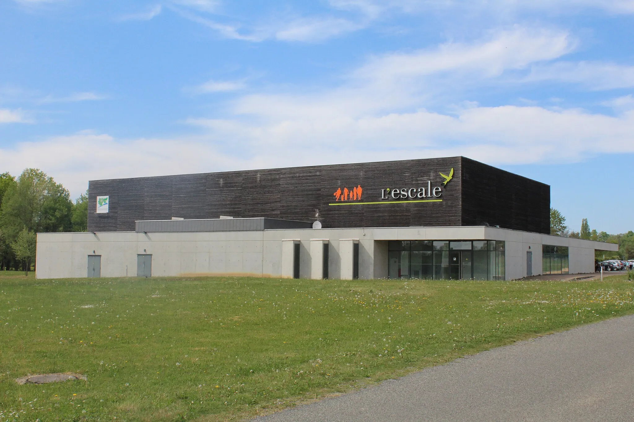 Photo showing: L'Escale, complexe sportif et culturel situé à Saint-Jean-sur-Veyle