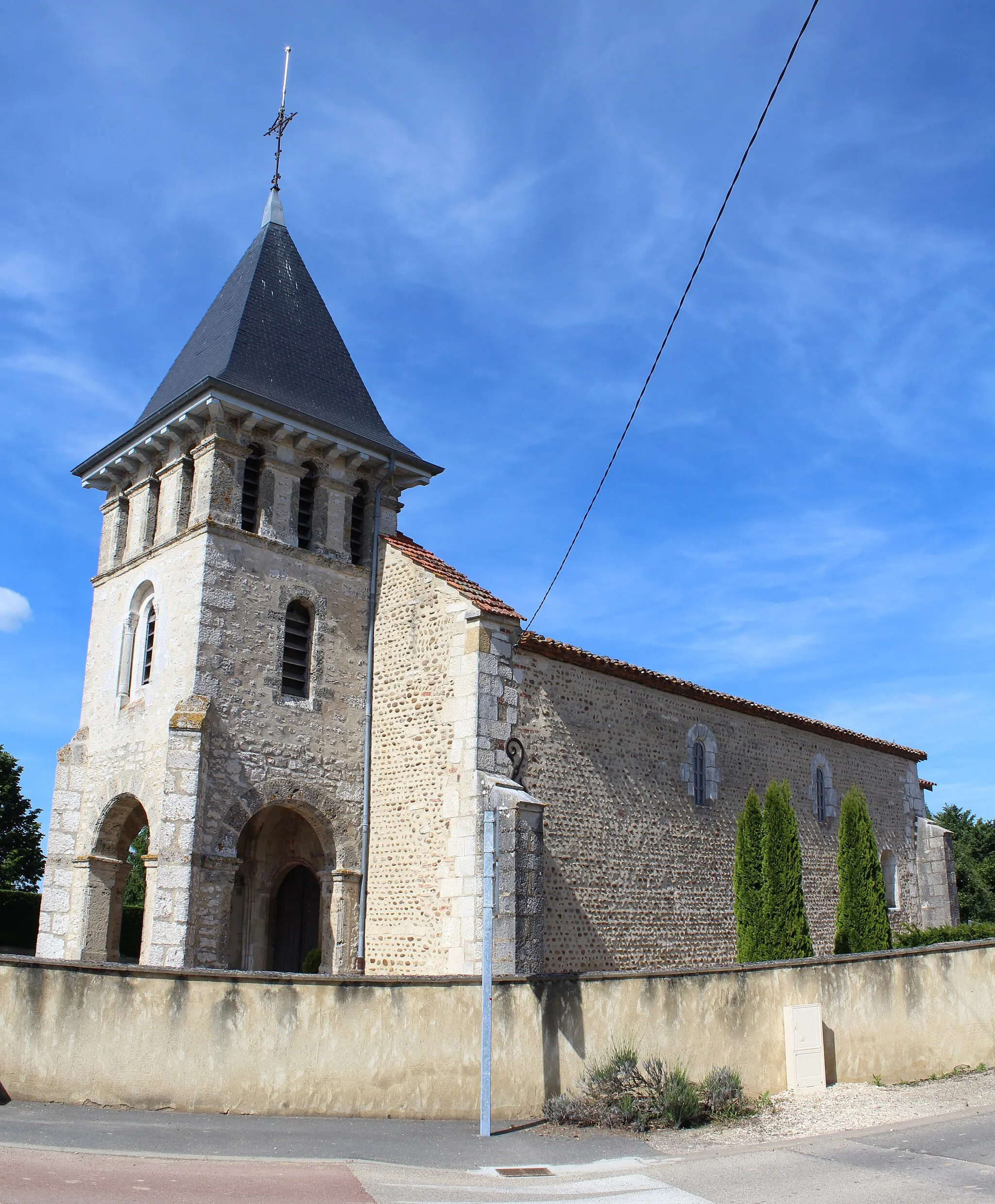 Photo showing: Église Saint-André de Saint-André-le-Bouchoux.