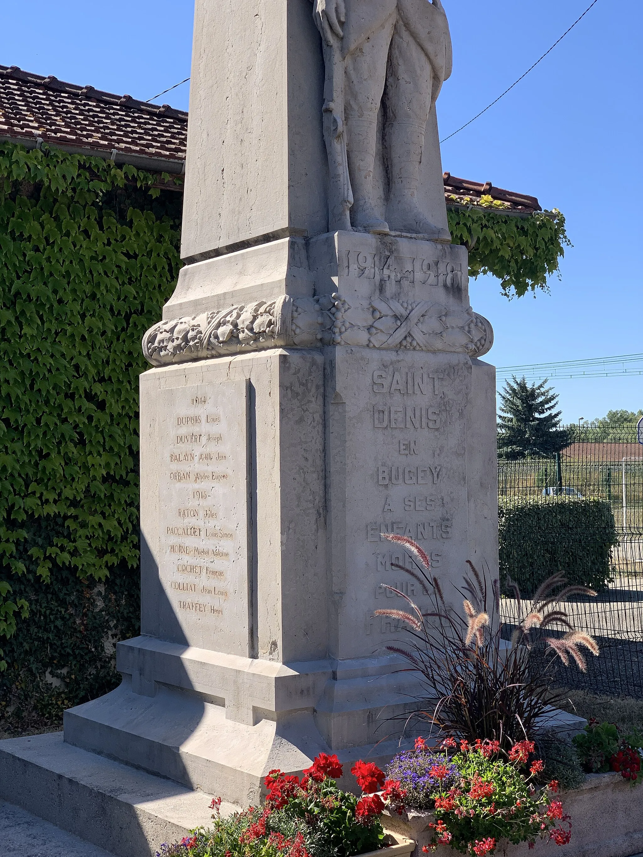 Photo showing: Monument aux morts de Saint-Denis-en-Bugey.