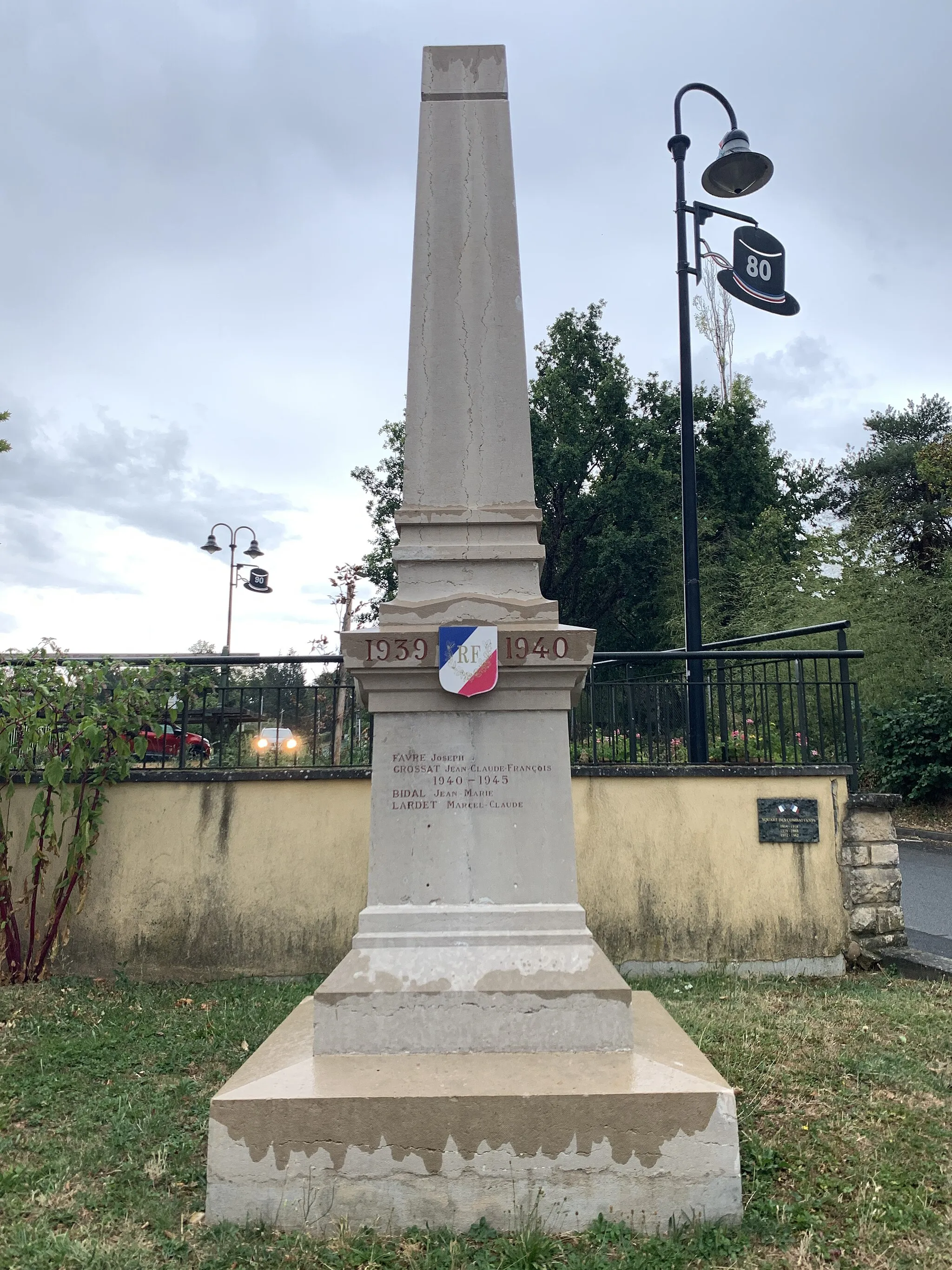 Photo showing: Monument aux morts de Saint-Didier-de-Formans.