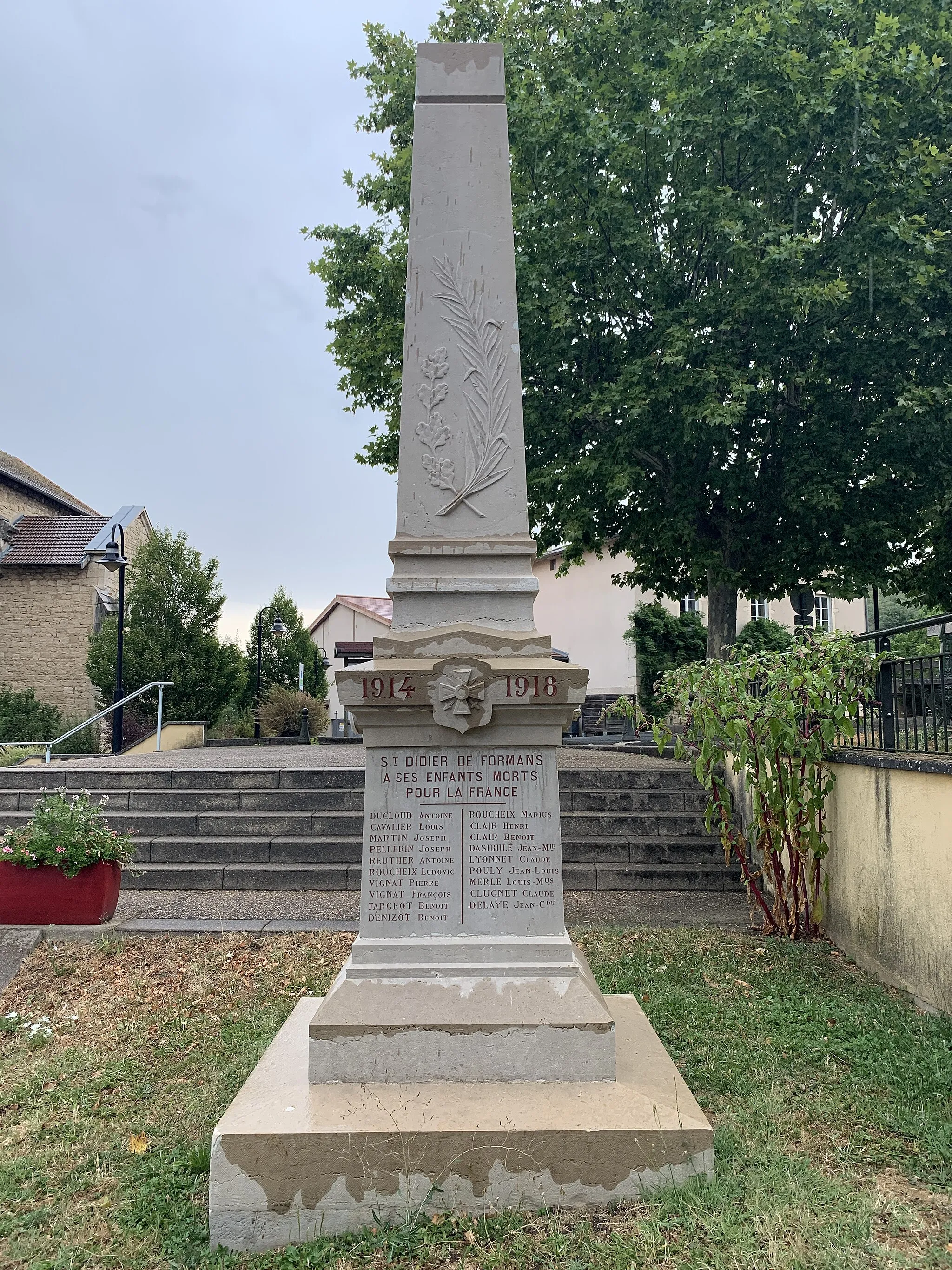 Photo showing: Monument aux morts de Saint-Didier-de-Formans.