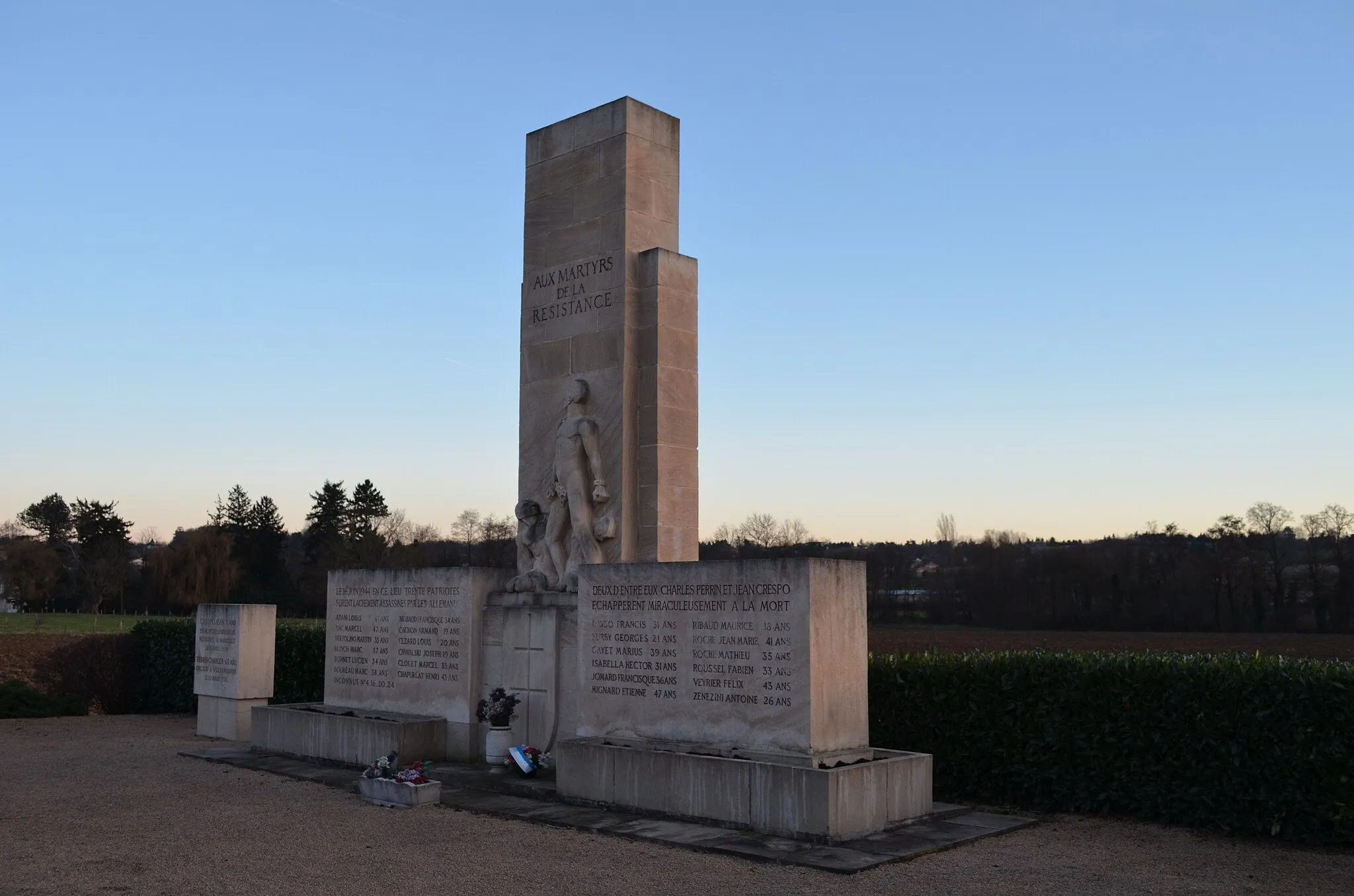 Photo showing: Monument des Roussilles à Saint-Didier-de-Formans rappelant l'assassinat de trente Résistants, dont Marc Bloch, à cet emplacement. Deux survivants : Jean Crespo et Charles Perrin.