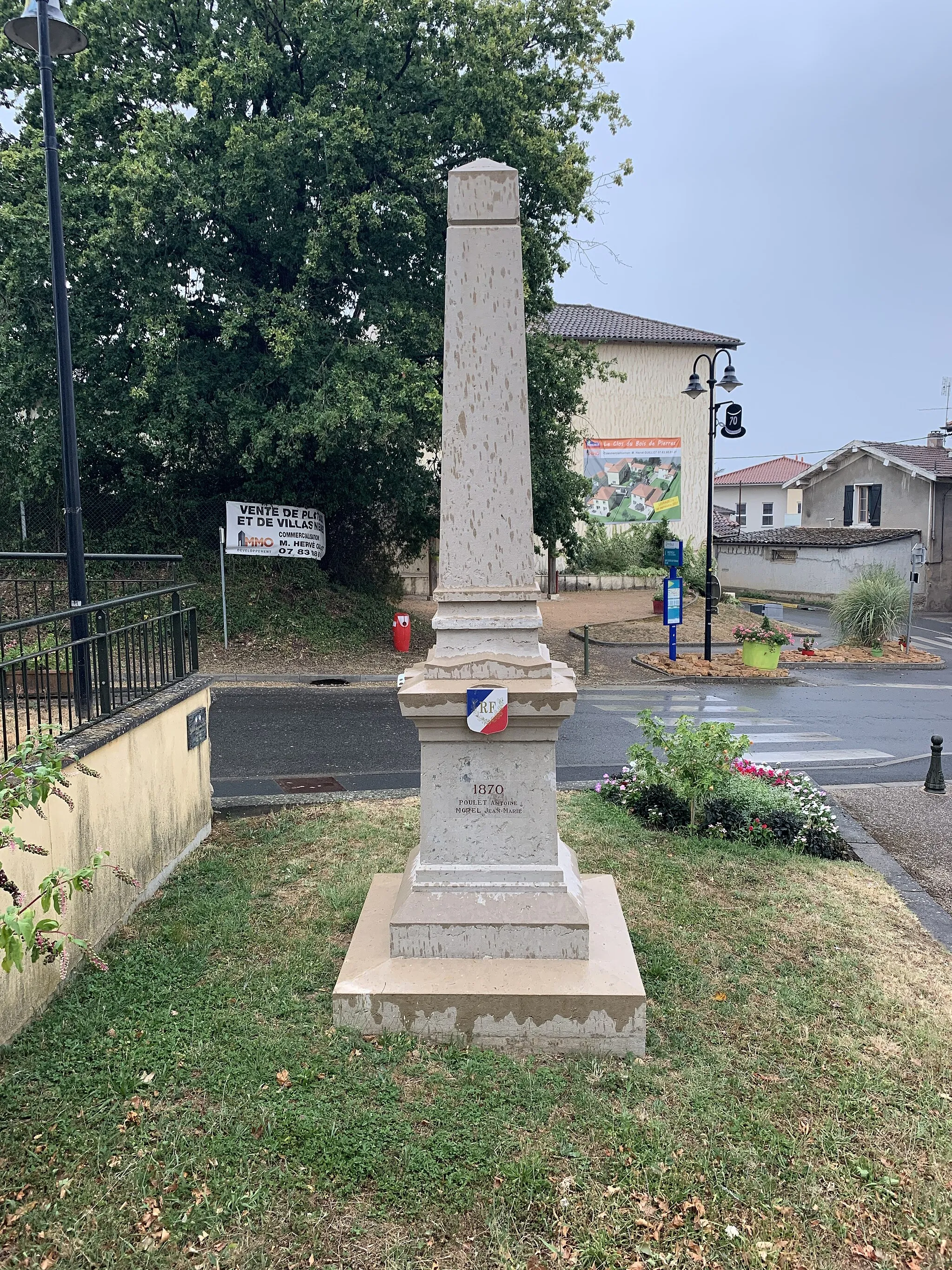 Photo showing: Monument aux morts de Saint-Didier-de-Formans.