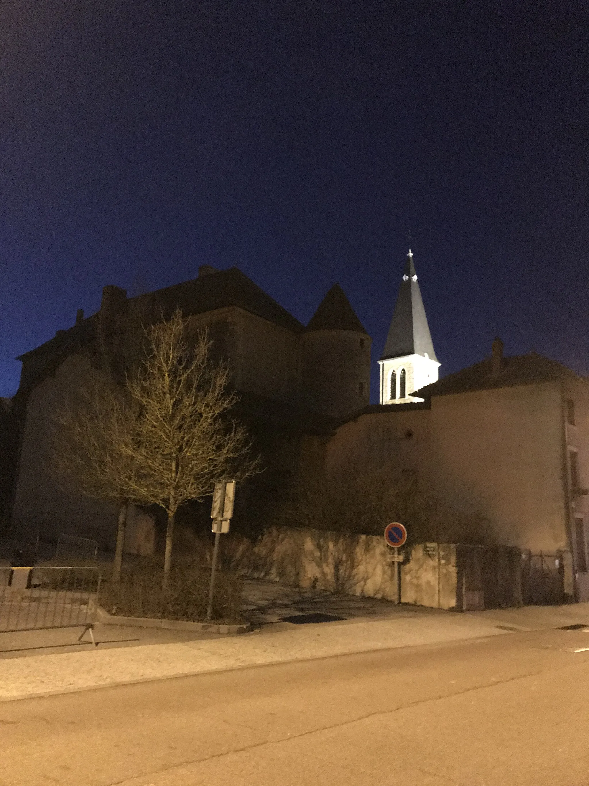 Photo showing: Vue du clocher illuminée de l'église de Sainte-Julie (Ain).