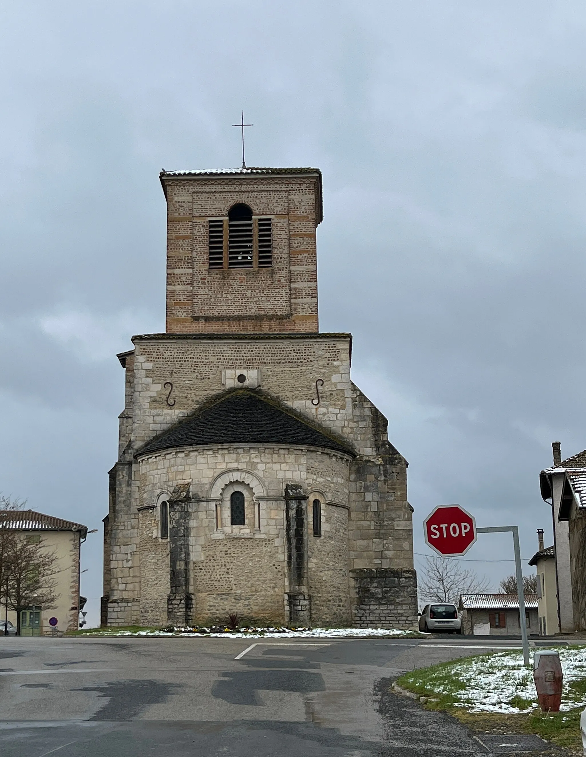 Photo showing: Église Saint-Priest de Sandrans en avril 2022.