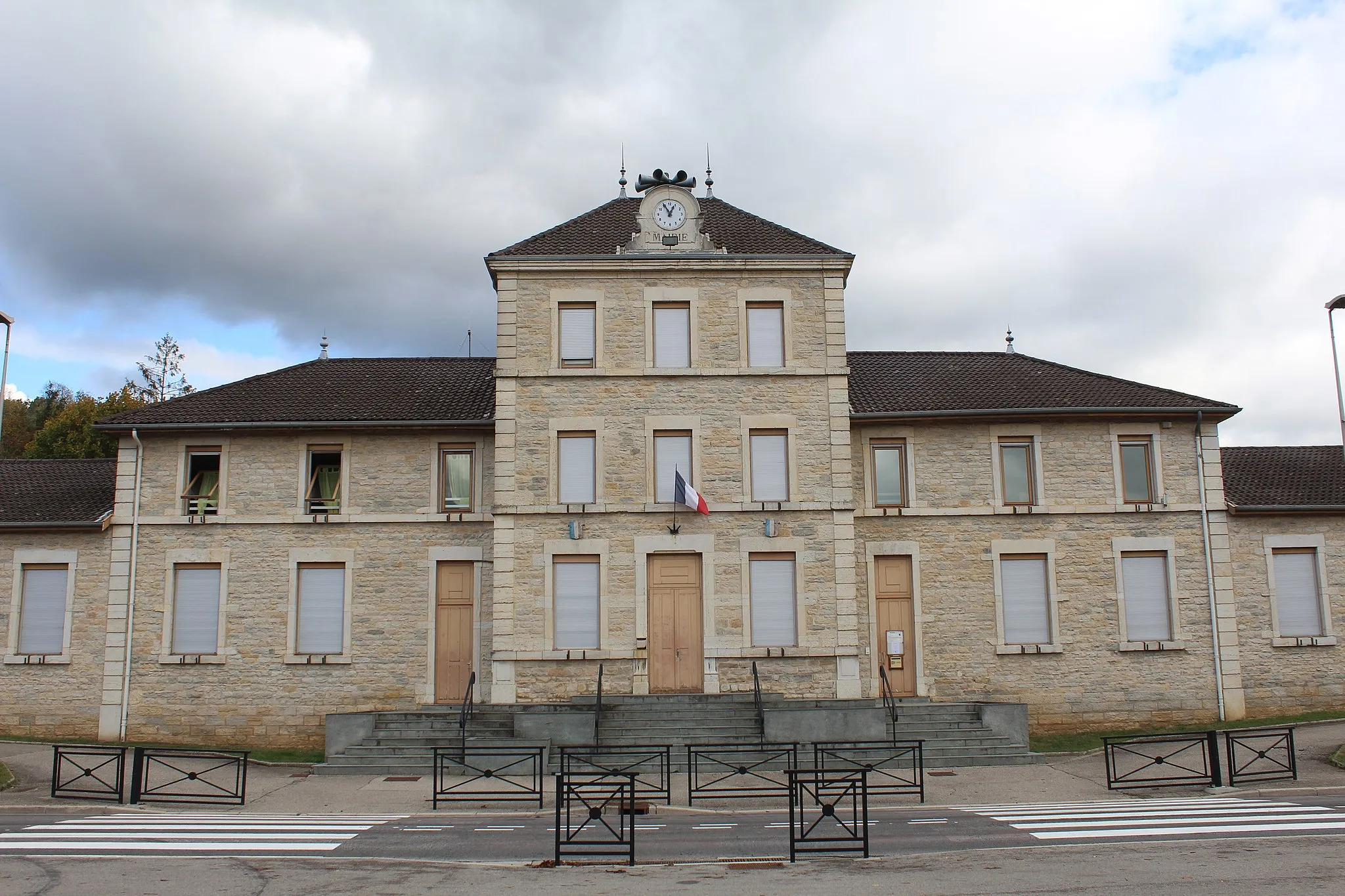 Photo showing: Mairie de Sault-Brénaz.
