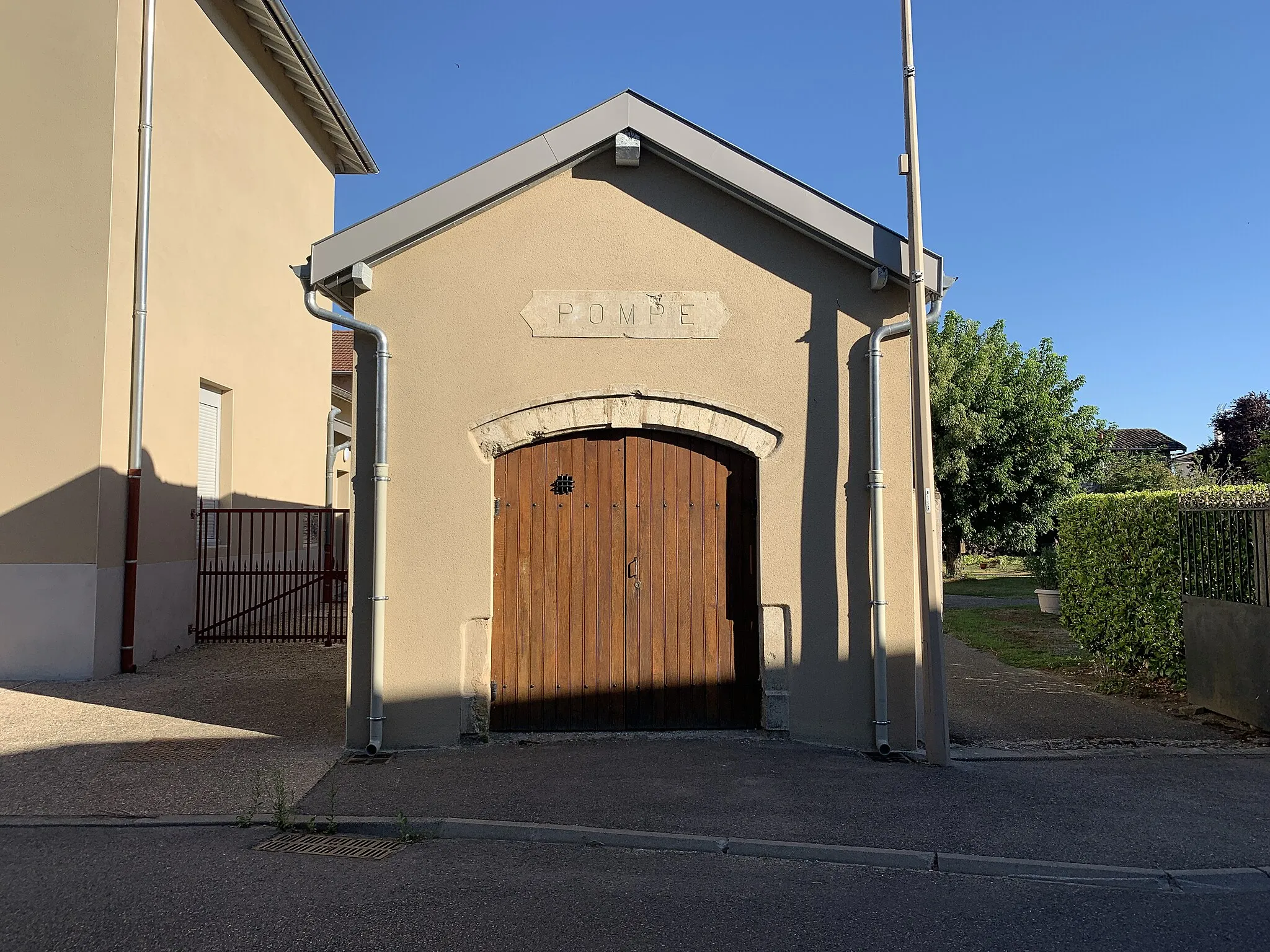 Photo showing: Bâtiment de la pompe, Saint-Maurice-de-Gourdans.