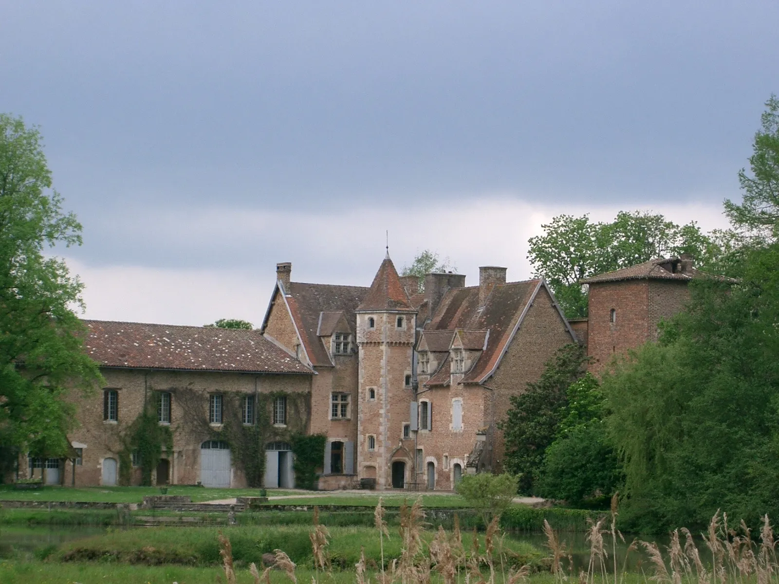 Photo showing: château de Saint-Paul-de-Varax dans la Dombes (département de l'Ain - France) : château du XIVe siècle remanié en résidence privée