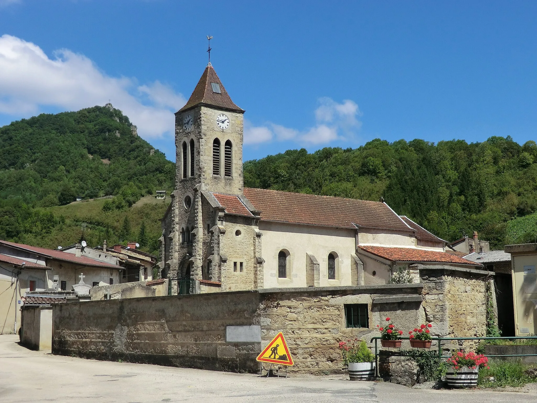 Photo showing: Vue de l'église de Torcieu et de son cimetière.