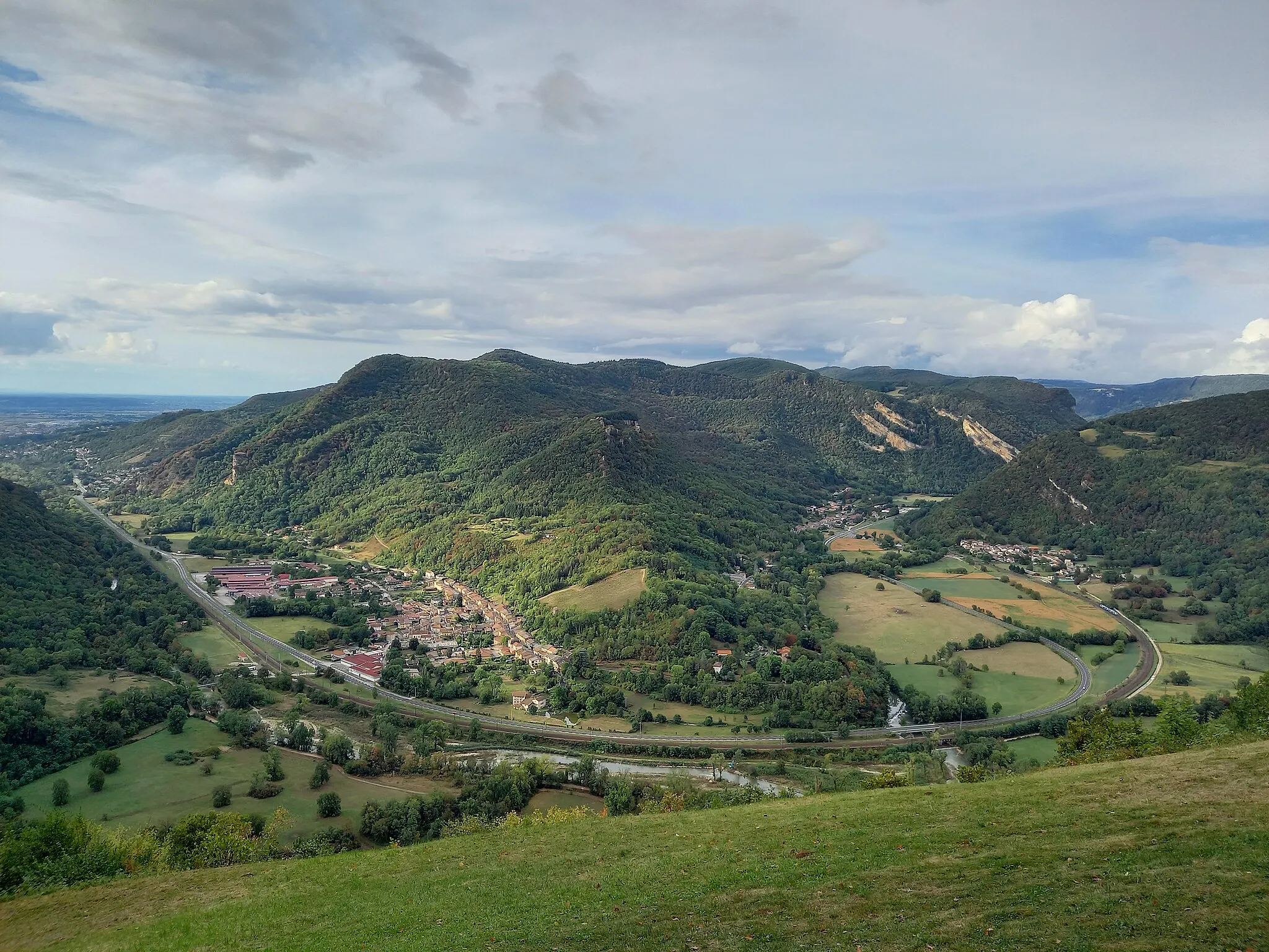 Photo showing: vallée, à Torcieu, façonnée par les glaciers et la rivière de l'Albarine.