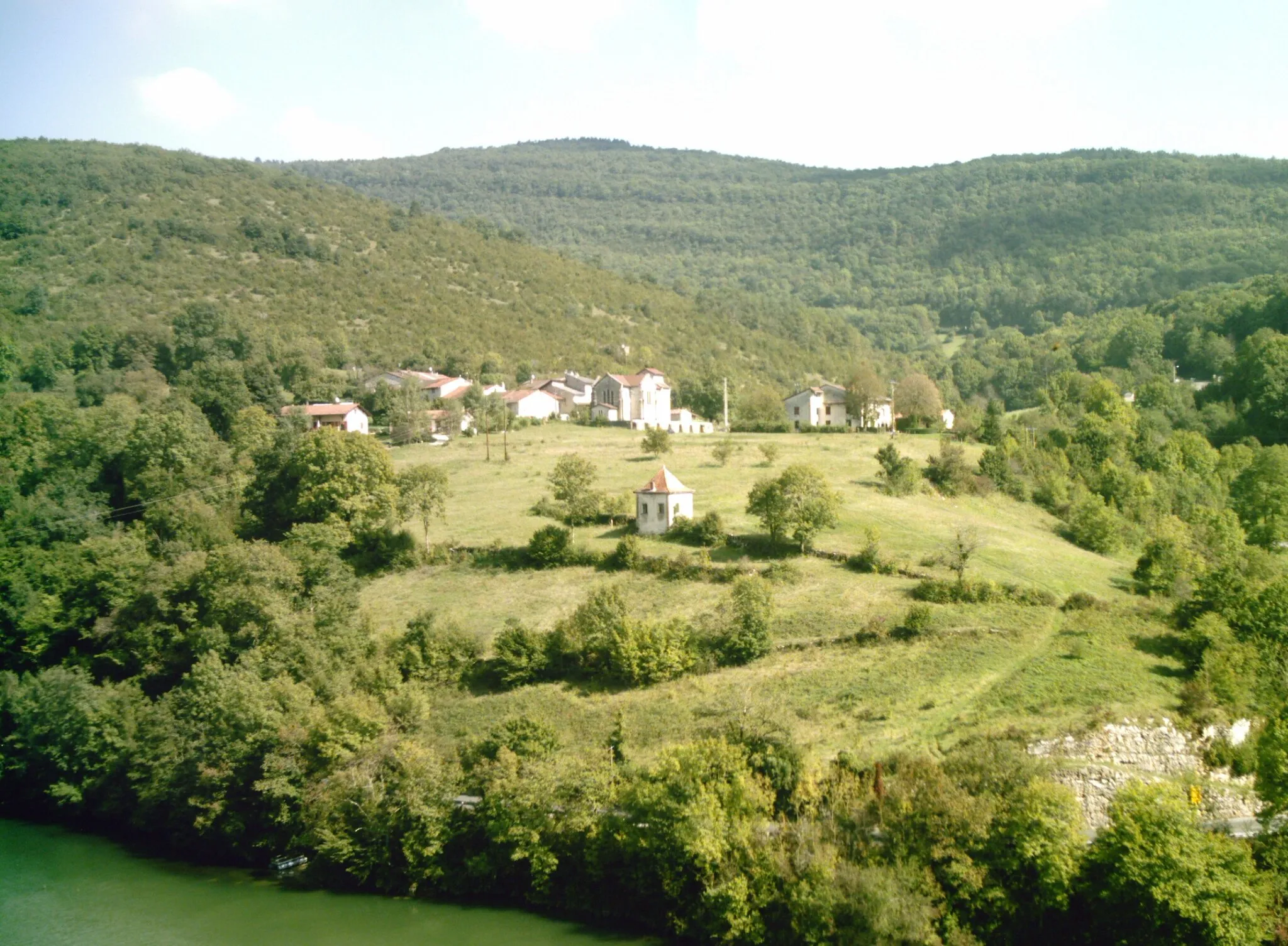 Photo showing: Vue générale de Serrières-sur-Ain.
-Au premier plan la rivière d'Ain
-Au second, Serrières

-Au dernier plan, les monts Berthiand