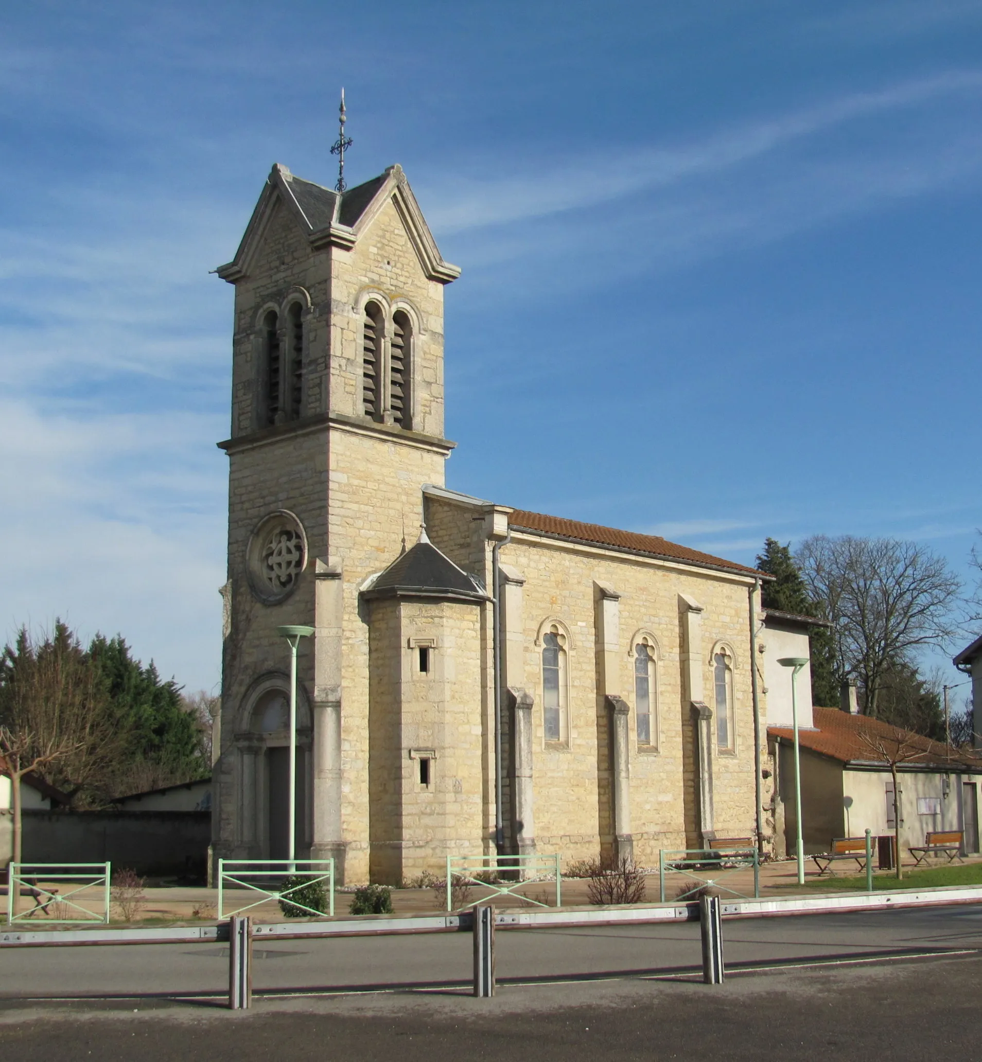 Photo showing: L'église de Thil (Ain).