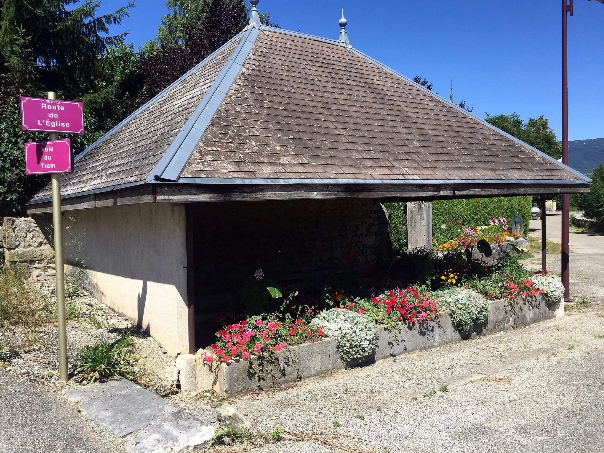 Photo showing: Lavoir à Sutrieu en 2016.