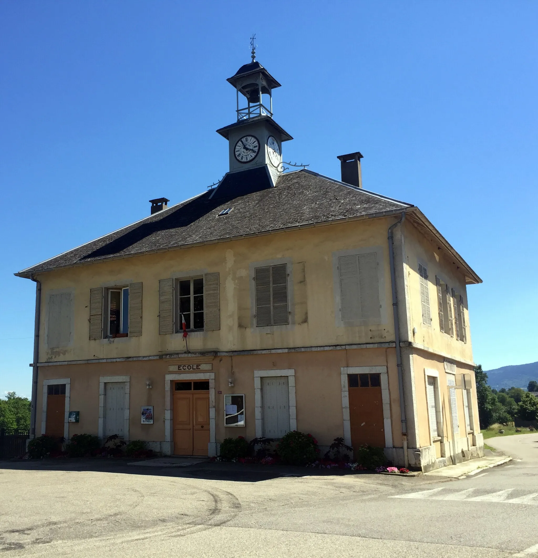 Photo showing: Town hall of Sutrieu in 2016.