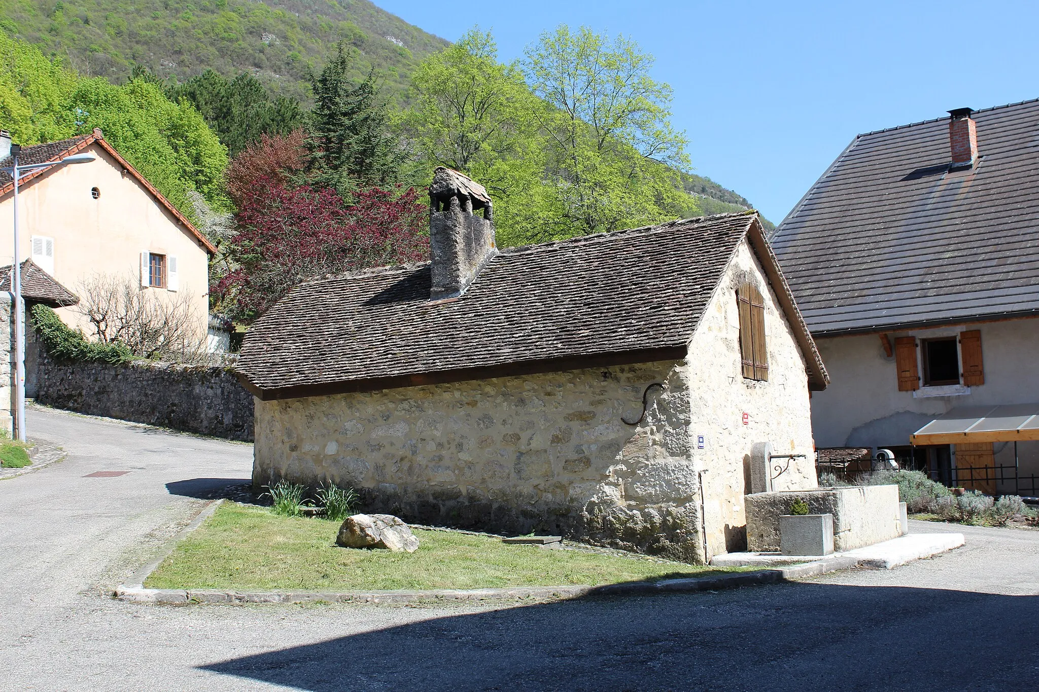 Photo showing: Fontaine, place de l'Église, Talissieu.