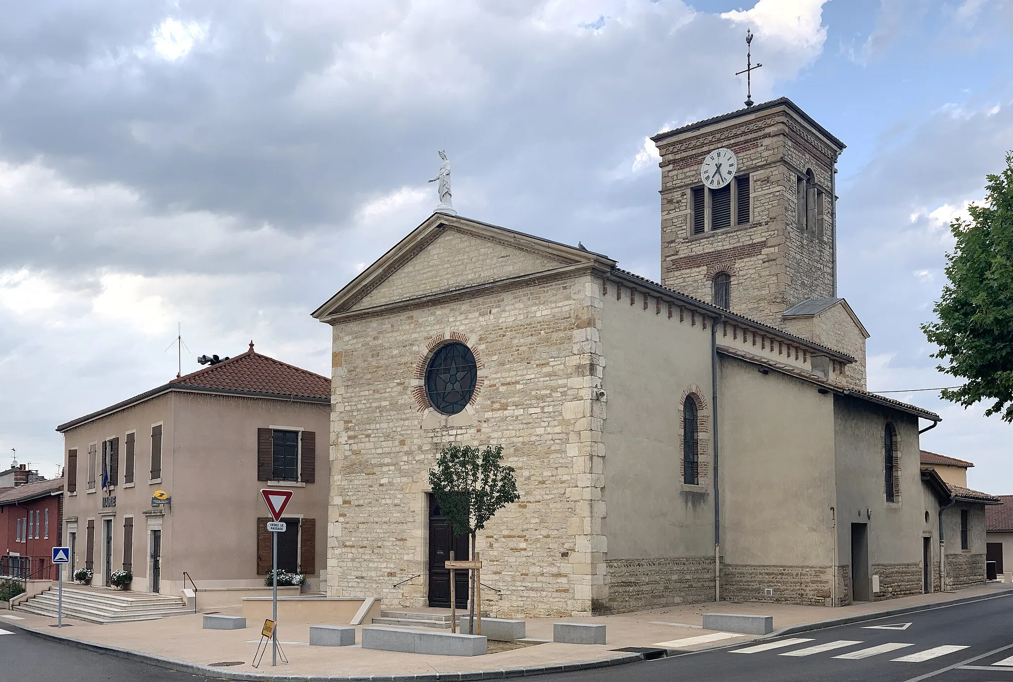 Photo showing: Mairie et église Sainte-Madeleine de Villeneuve, Ain.