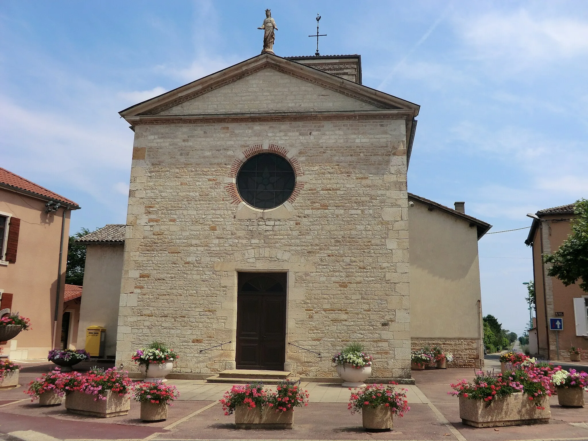 Photo showing: Église Sainte-Madeleine de Villeneuve (Ain).